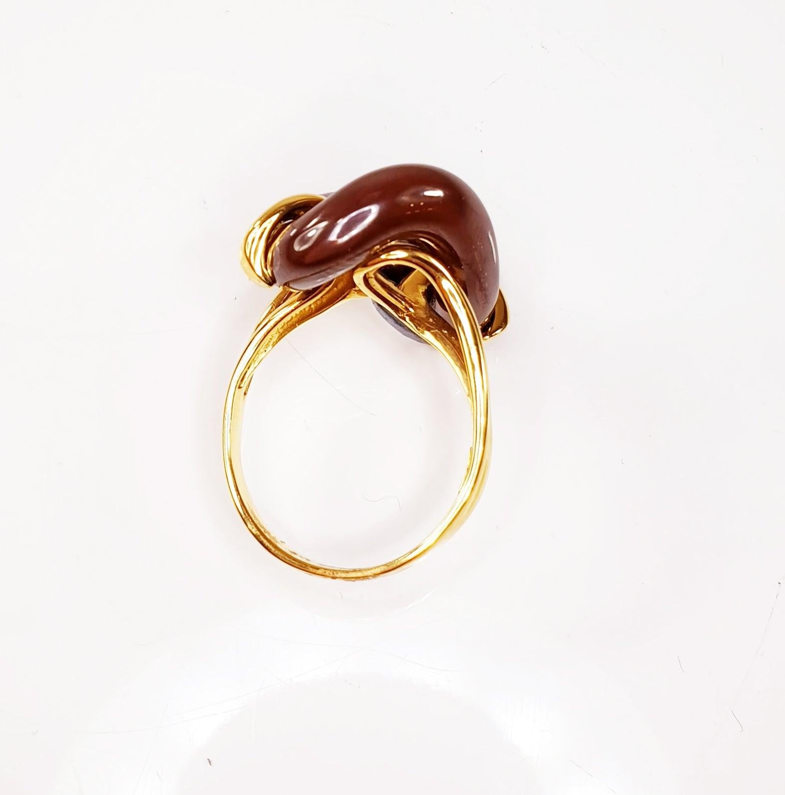 For Sale:  Caramel Porcelaine Lips in 18 Karat Gold Ring 6