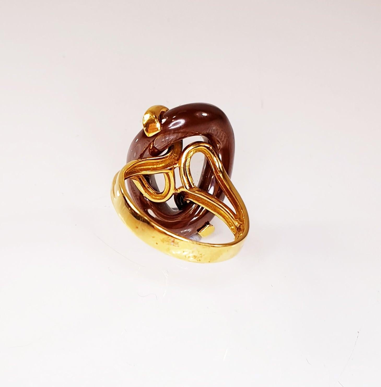 For Sale:  Caramel Porcelaine Lips in 18 Karat Gold Ring 7
