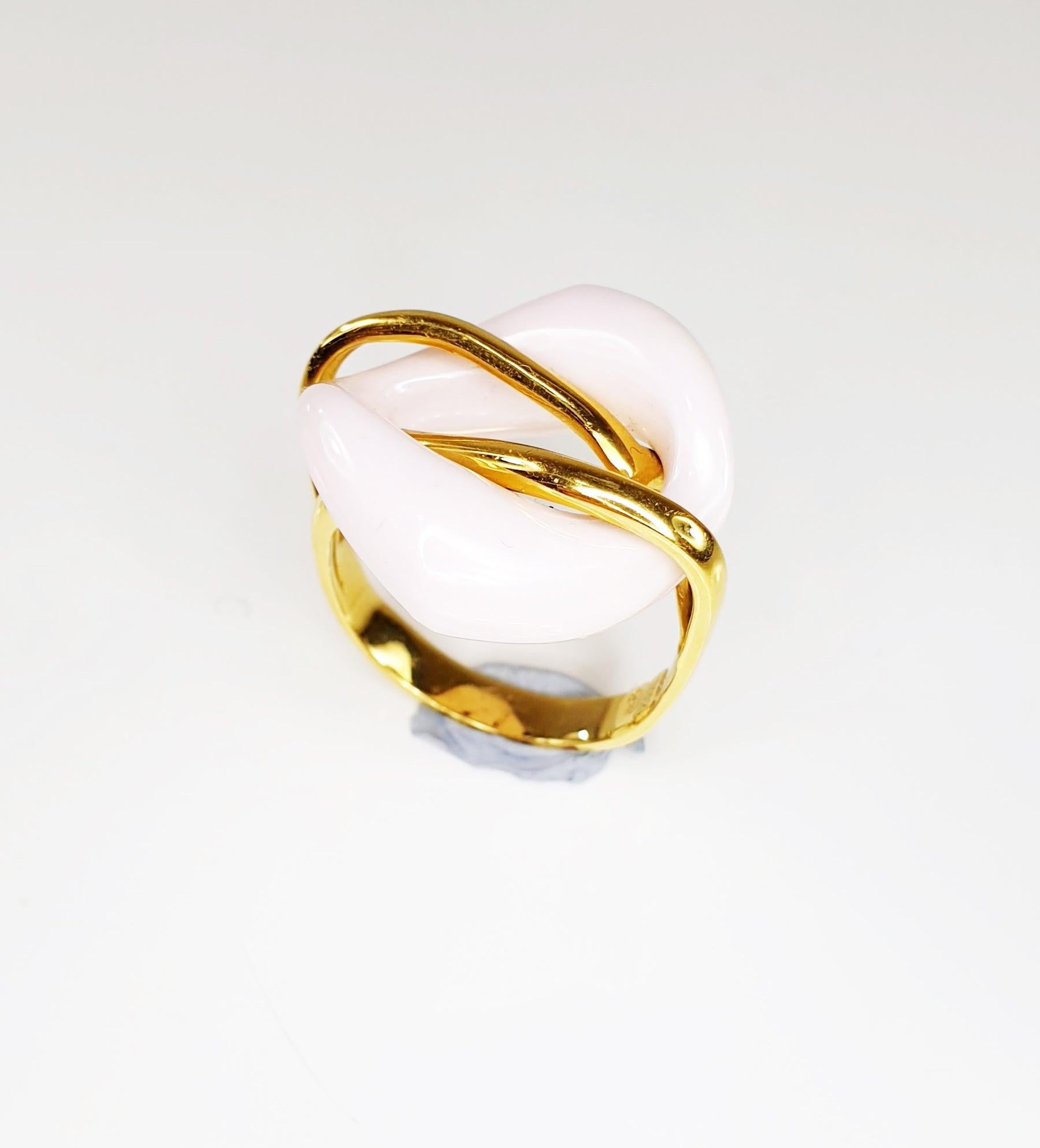 For Sale:  Caramel Porcelaine Lips in 18 Karat Gold Ring 9