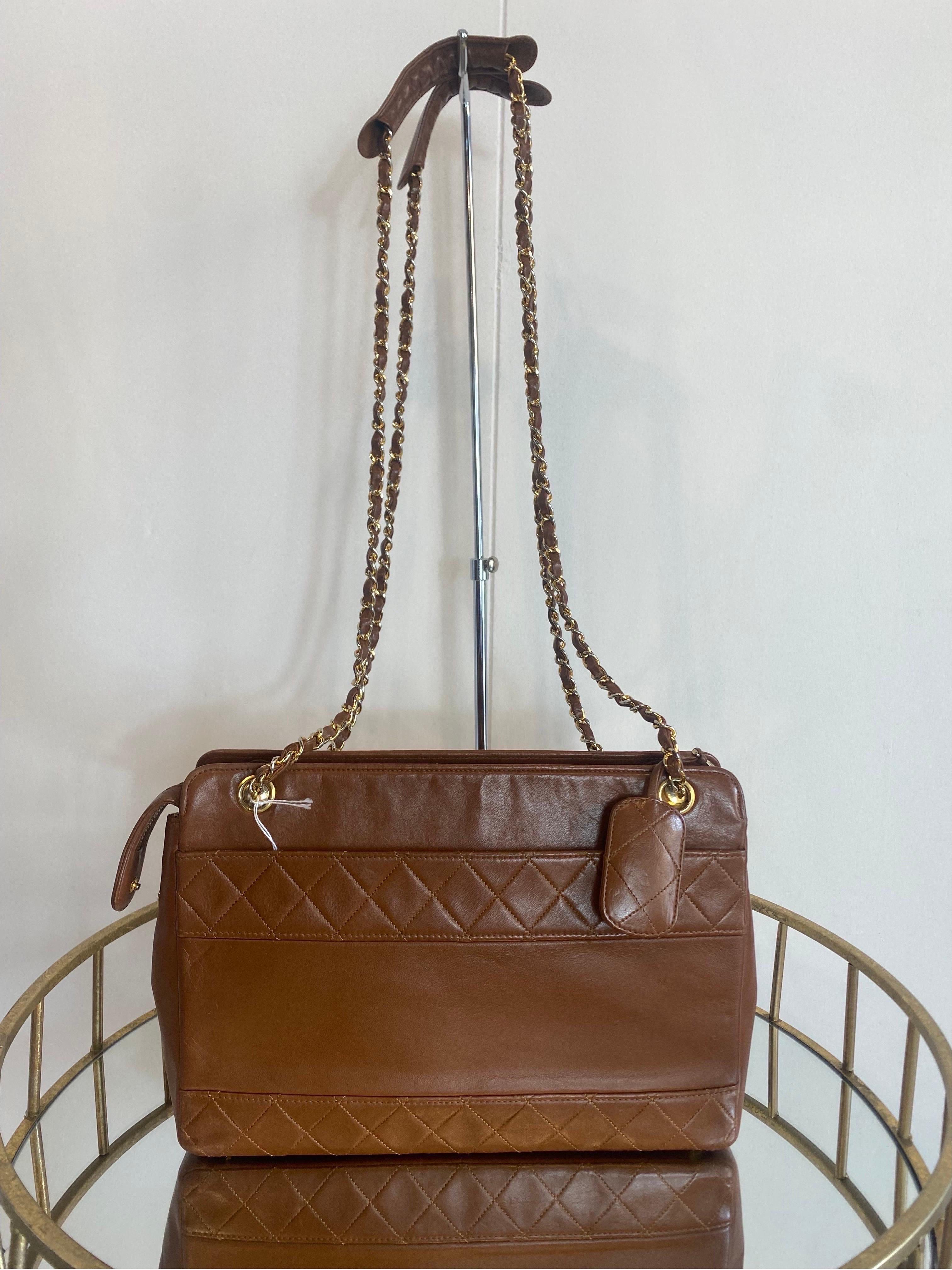 80s caramel Chanel bag
Vintage caramel-colored leather bag worn over the shoulder.
Golden hardware.
3 general pockets
1 with zip which contains 1 other zipped pocket and 2 other spaces pockets.
If you want, you can also use just the purse,