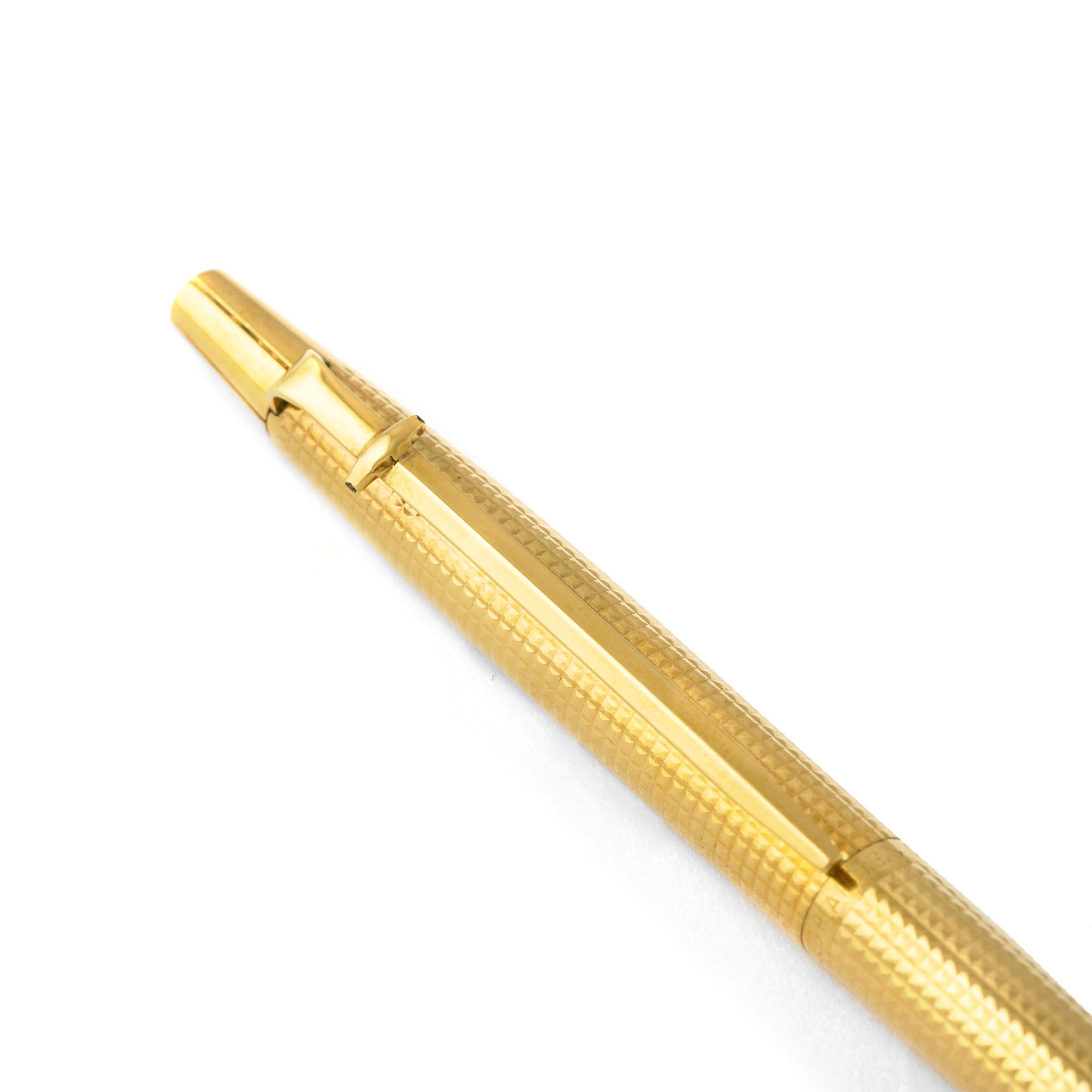 Caran d'Ache. Collection Madison. 
Vergoldeter Kugelschreiber.
Circa 1990. 
Abmessungen: 13,50 x 0,80 Zentimeter.

Verkauft wie besehen. Wir übernehmen keine Garantie für das einwandfreie Funktionieren dieses Stifts.