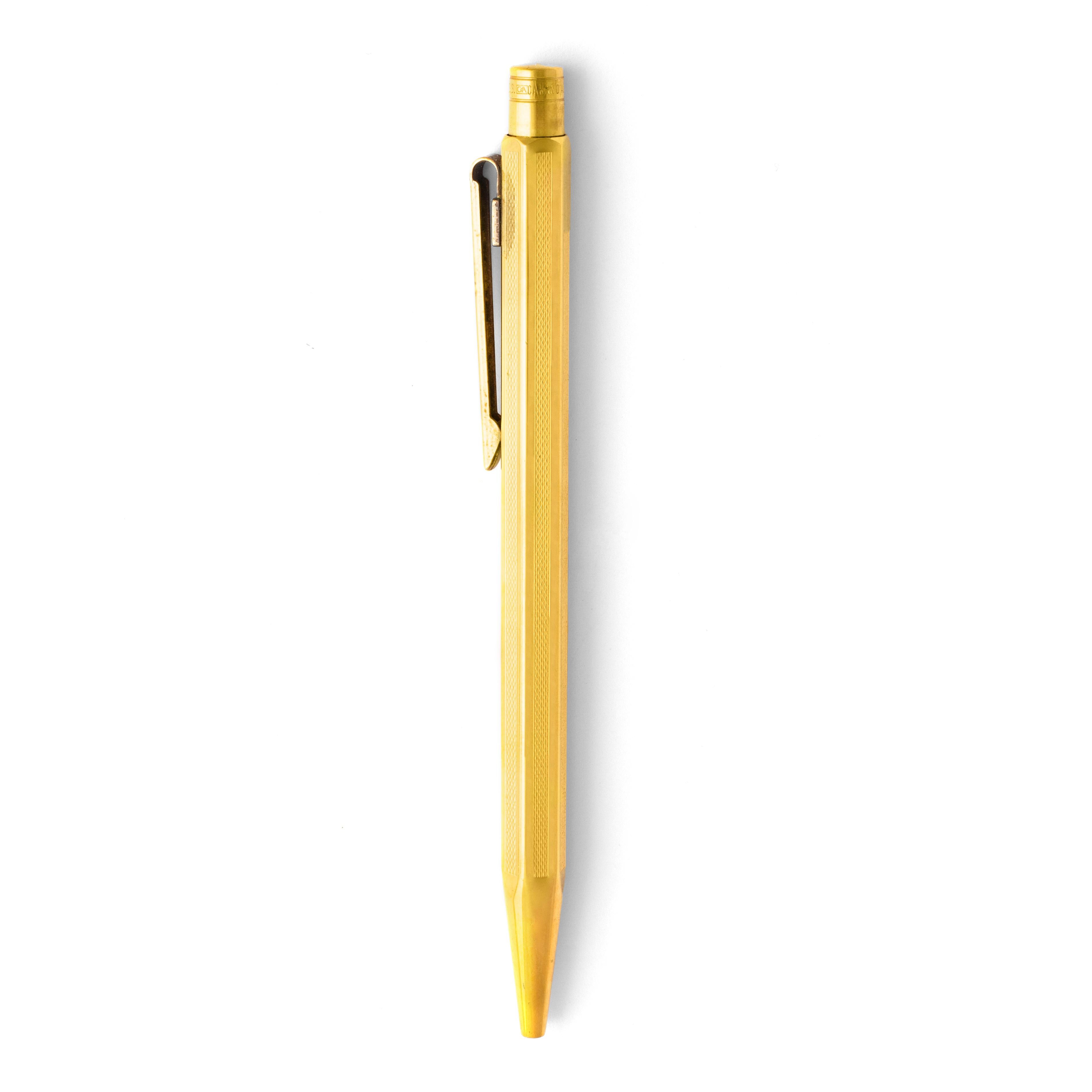 Caran d'Ache Vergoldeter Kugelschreiber.
Abmessungen: 13,00 x 0,80 Zentimeter.

Verkauft wie besehen. Wir übernehmen keine Garantie für das einwandfreie Funktionieren dieses Stifts.