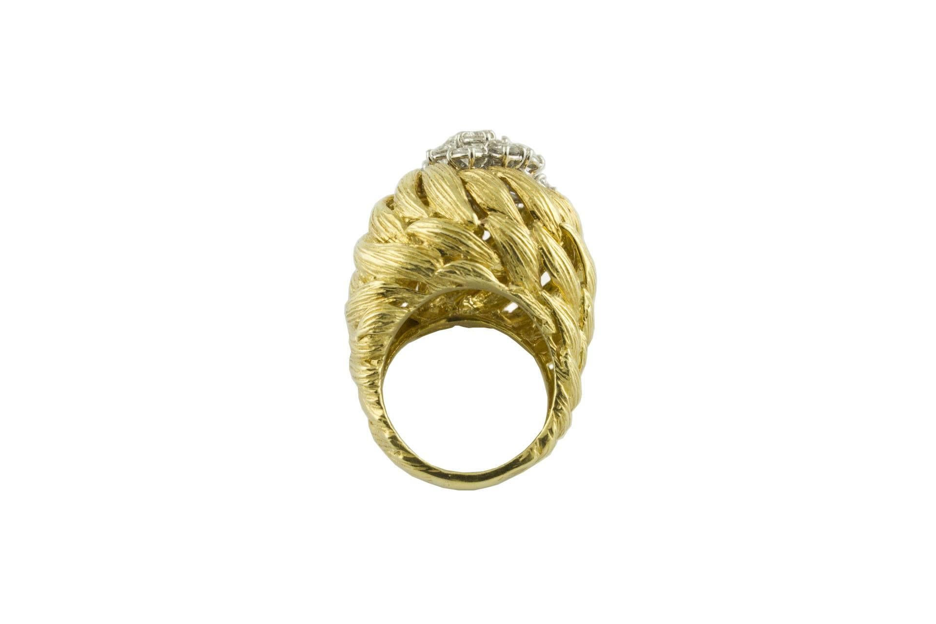 Women's 2, 25 carat White Diamonds 18 kt Yellow Gold Cluster Ring For Sale