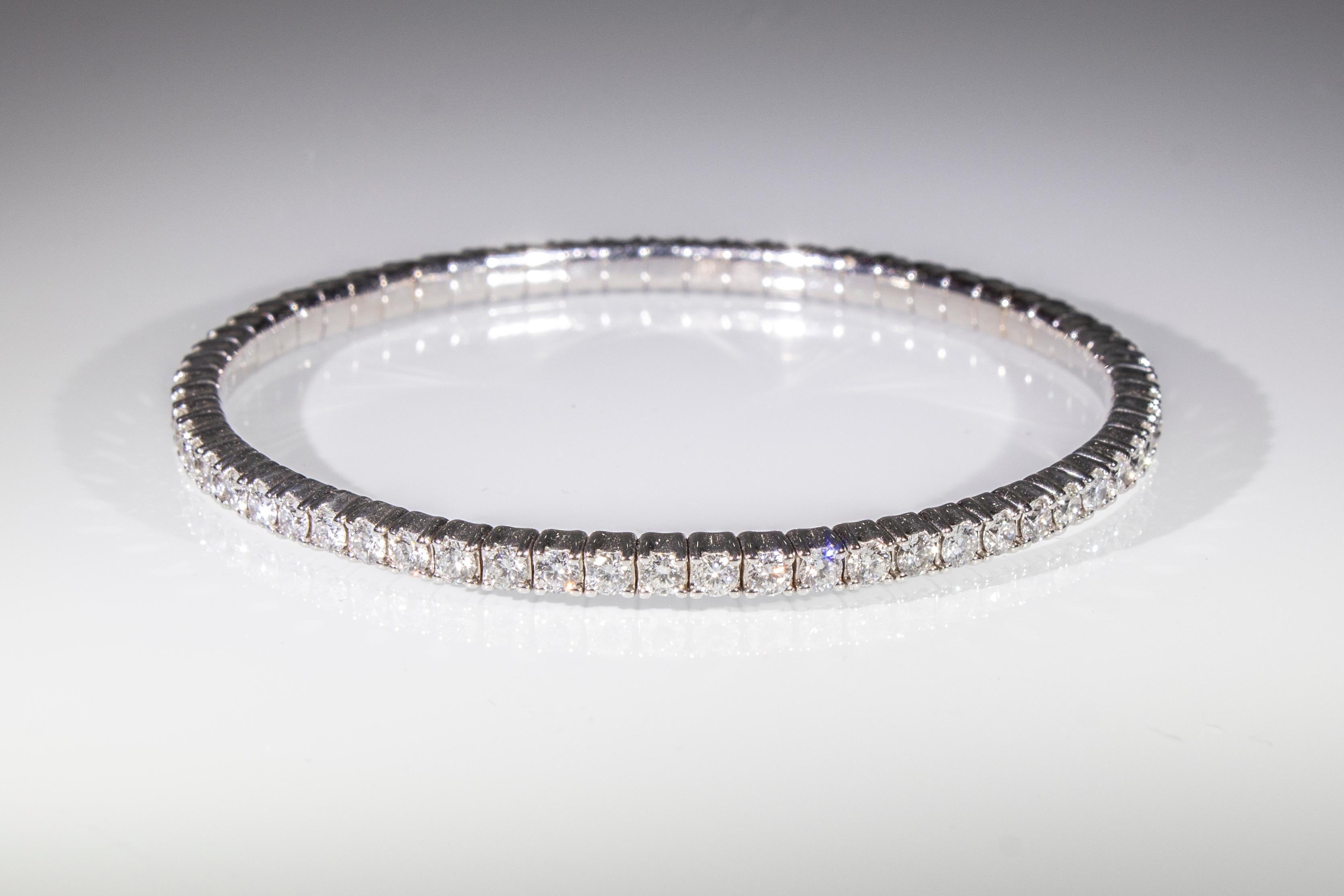 Bracelet tennis en diamants élastiques de 4.08 carats. Or blanc 18 Kt. Fabriquées en Italie. en vente 5