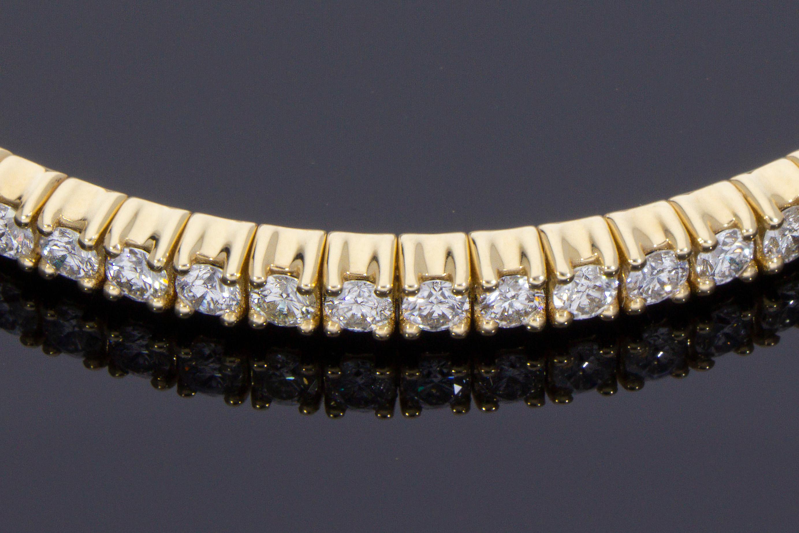 Bracelet tennis en diamants élastiques de 4.30 carats. Or jaune 18 Kt. Fabriquées en Italie. en vente 2