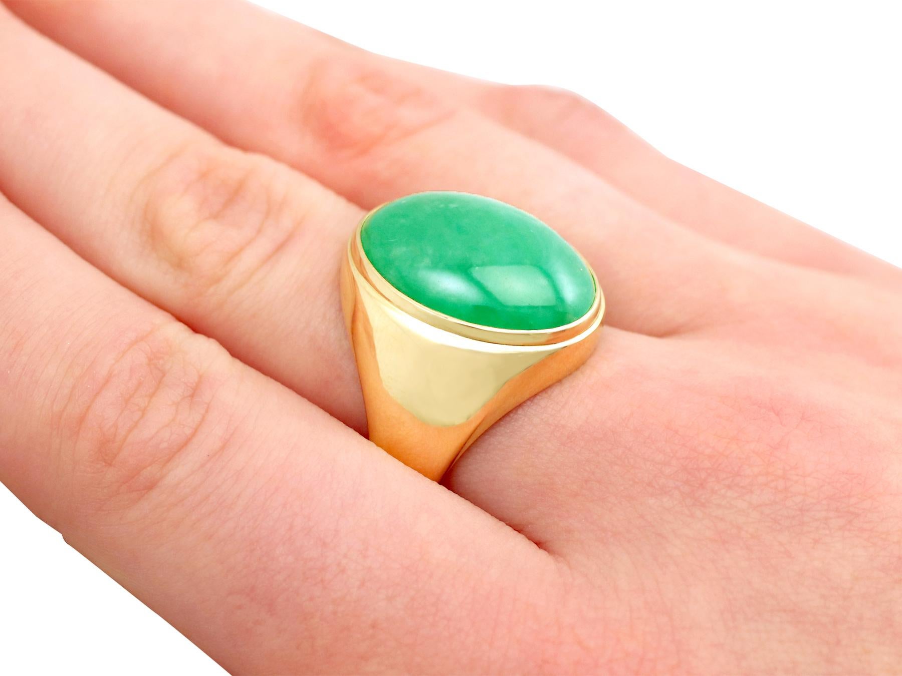 Carat Cabochon Cut Jade and Yellow Gold Cocktail Ring For Sale 1