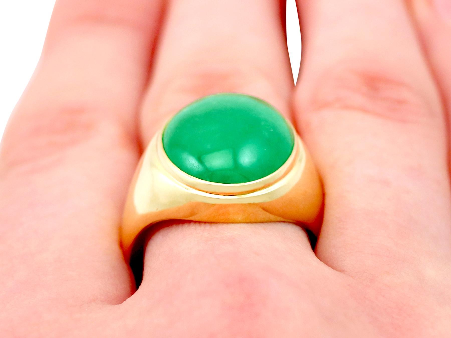 Carat Cabochon Cut Jade and Yellow Gold Cocktail Ring For Sale 2