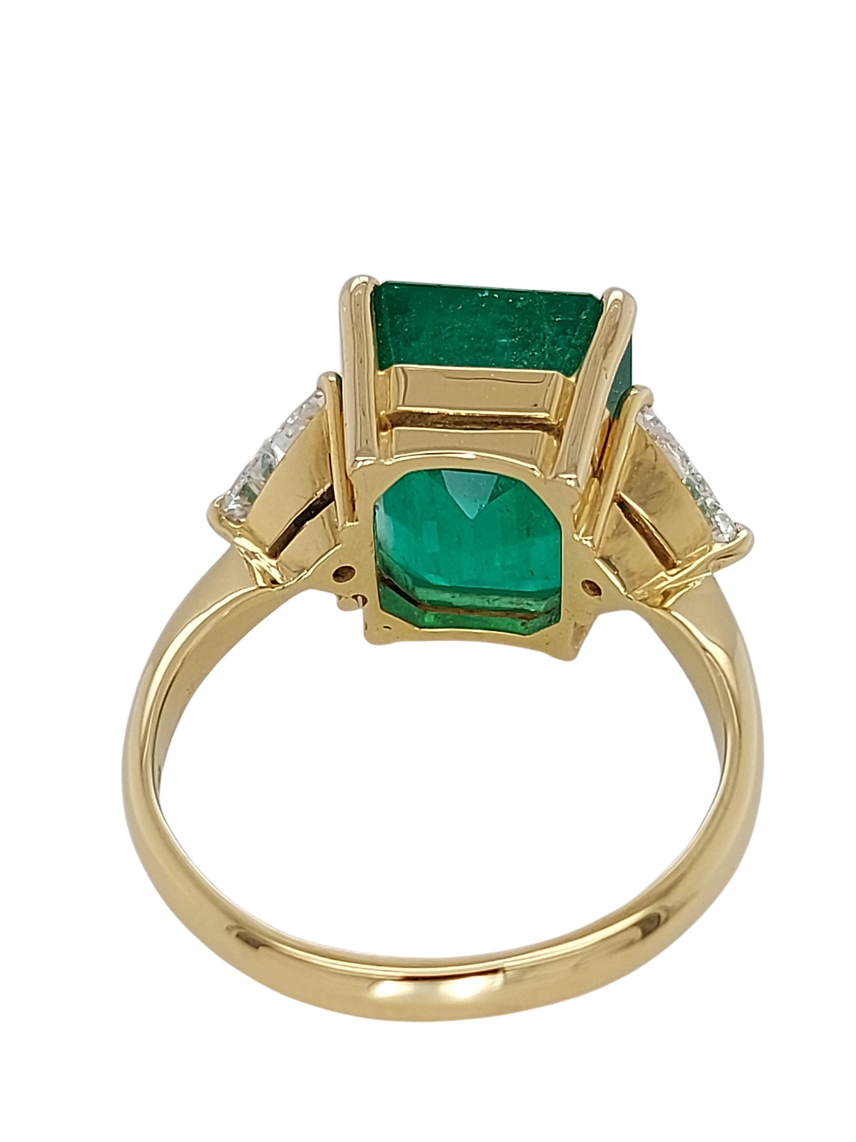 Women's or Men's 18kt Yellow Gold Ring 6.75ct Minor Emerald Colombia, Triangle Diamonds CGL For Sale