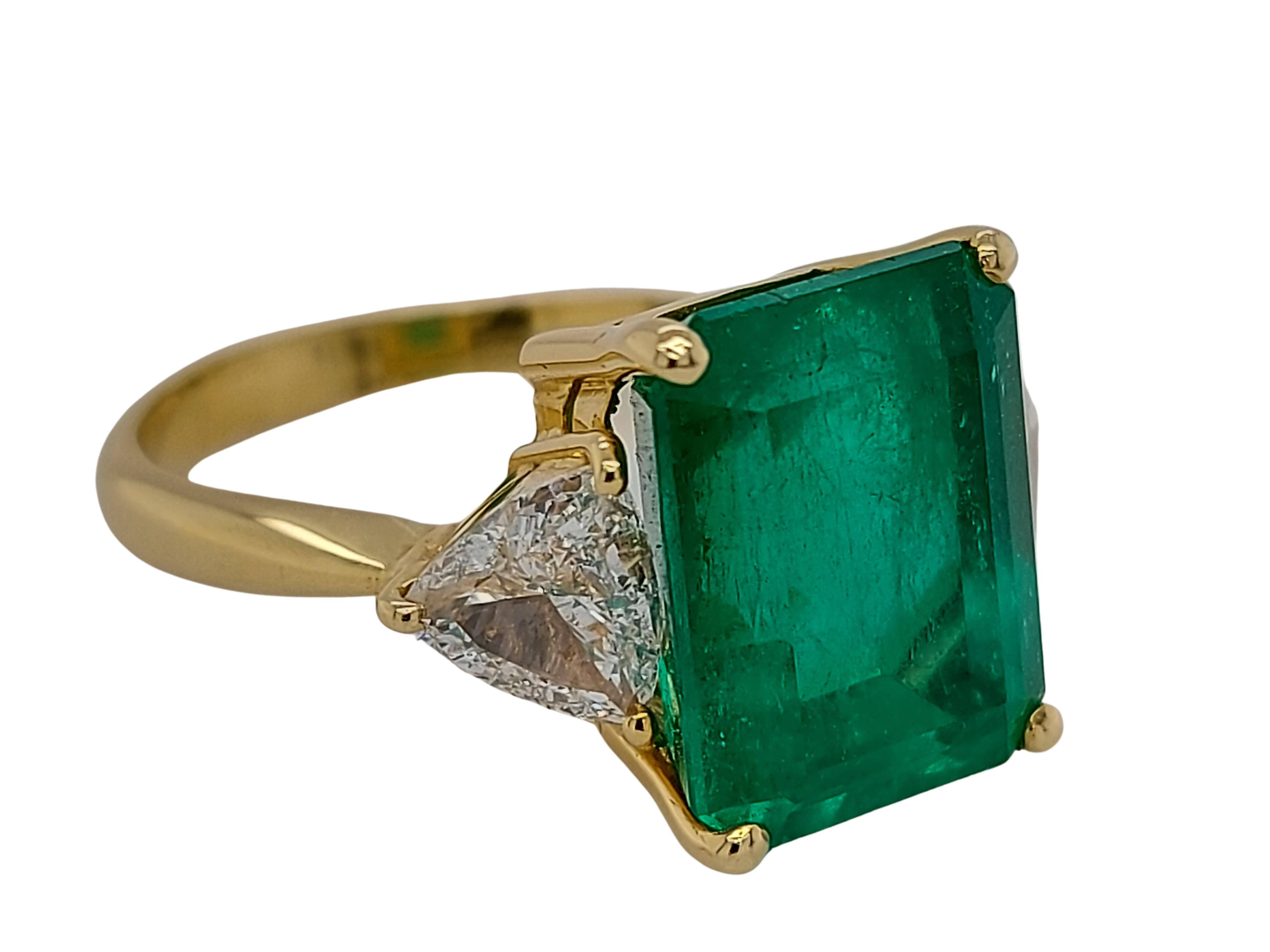 Contemporary 18kt Yellow Gold Ring 6.75ct Minor Emerald Colombia, Triangle Diamonds CGL  For Sale