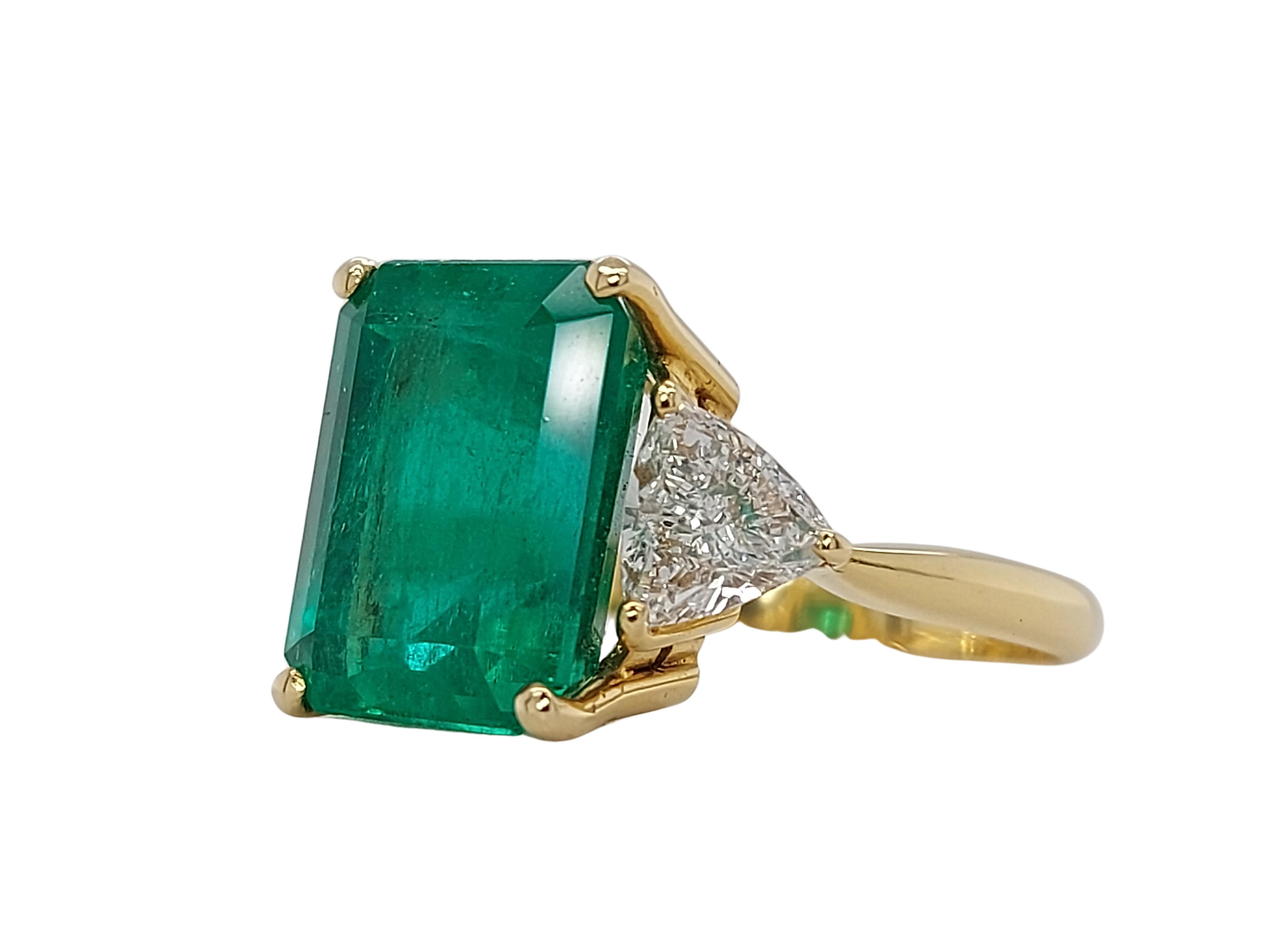 Emerald Cut 18kt Yellow Gold Ring 6.75ct Minor Emerald Colombia, Triangle Diamonds CGL For Sale