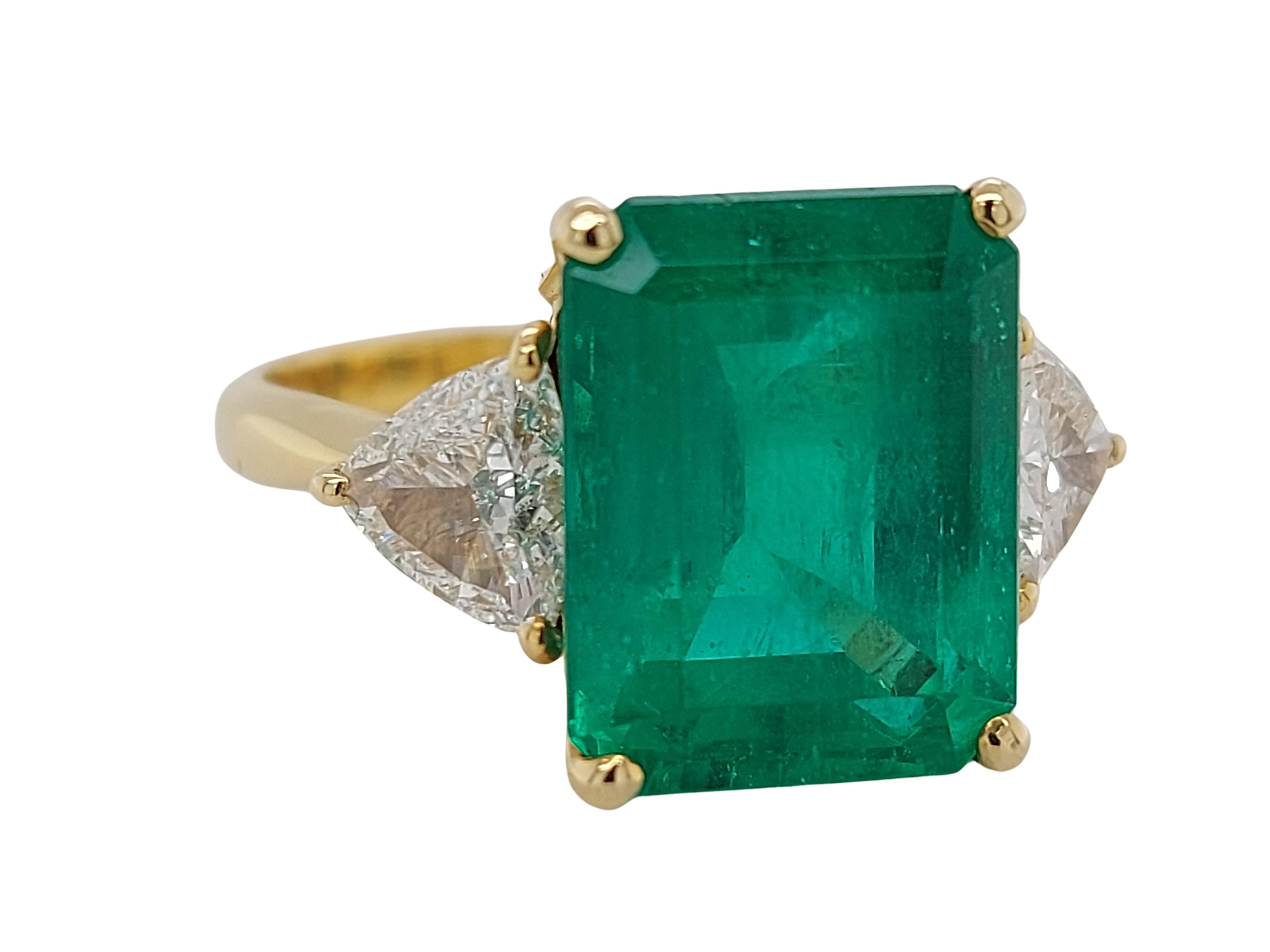 18kt Yellow Gold Ring 6.75ct Minor Emerald Colombia, Triangle Diamonds CGL  In New Condition For Sale In Antwerp, BE