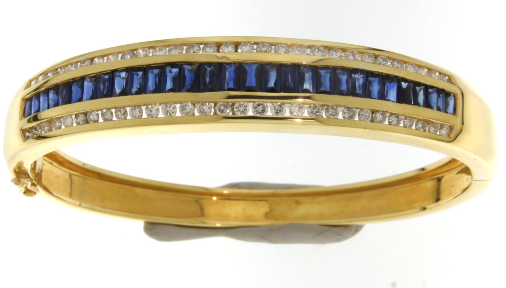 18kt Yellow Gold Bangle Bracelet  3.5ct Sapphire Diamonds, CGL Certified

Incredible 18 kt yellow gold bangle bracelet with 29 sapphire stones, surrounding the sapphire stones are 2 rows of 29 brilliant cut diamonds on each row (together 58