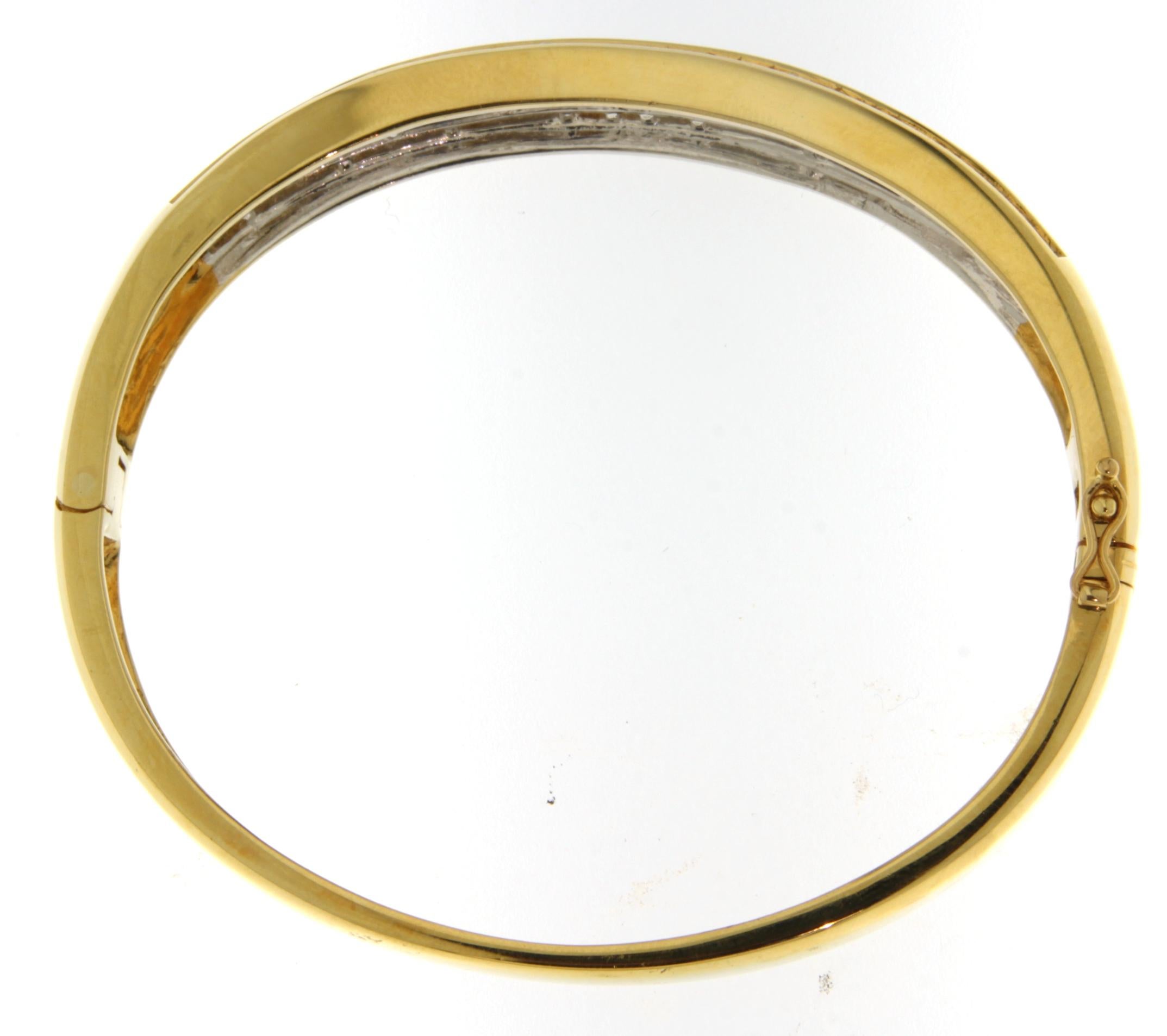 18kt Yellow Gold Bangle Bracelet  3.5ct Sapphire Diamonds, CGL Certified In New Condition For Sale In Antwerp, BE