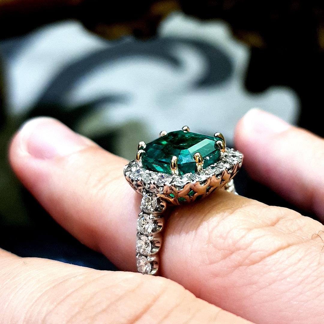 18kt Ring 4.83 Minor Emerald Diamonds CGL Certified For Sale 10