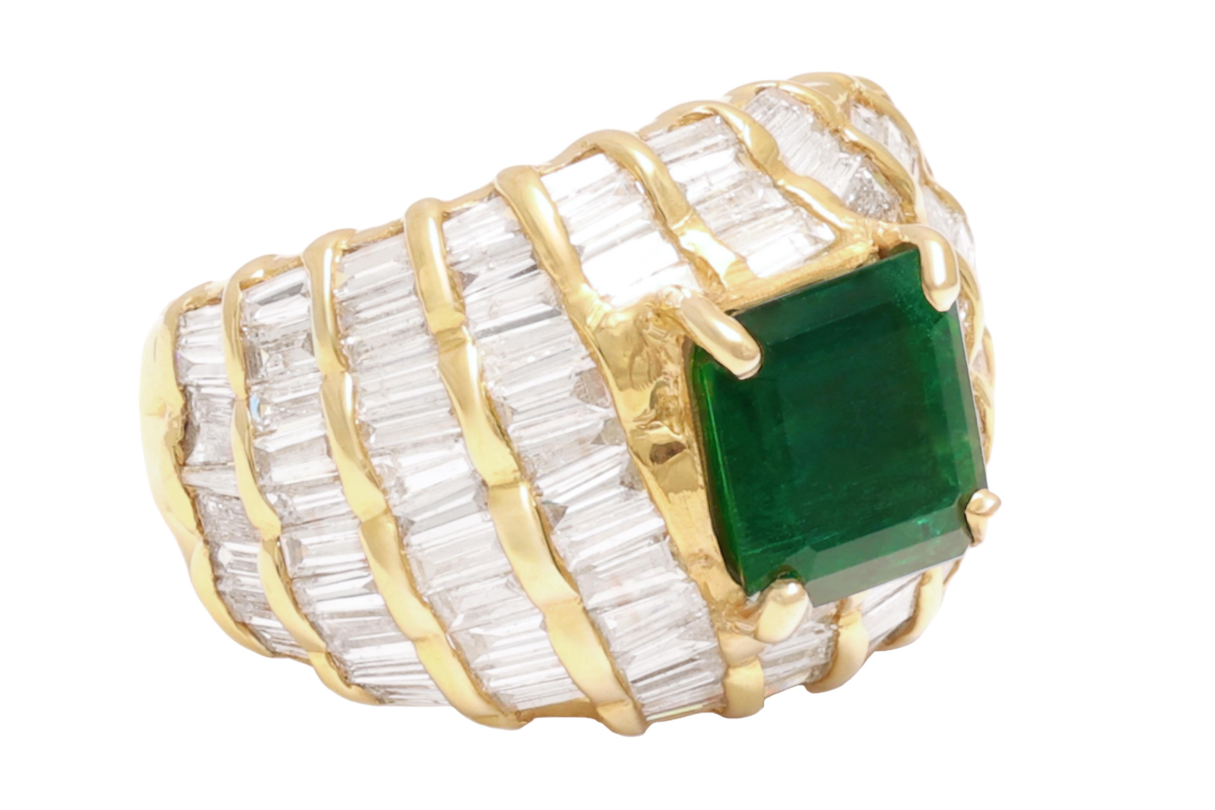 Carat Gemlab Certified 2.54 Carat Emerald Dome Ring With Baguette Diamonds

Material : 18kt yellow gold

Diamond: baguette cut diamonds : Ca 5,25 ct

Emerald: 2.54 carat Octagonal ,green emerald. Variety of beryl of natural origin, indications of