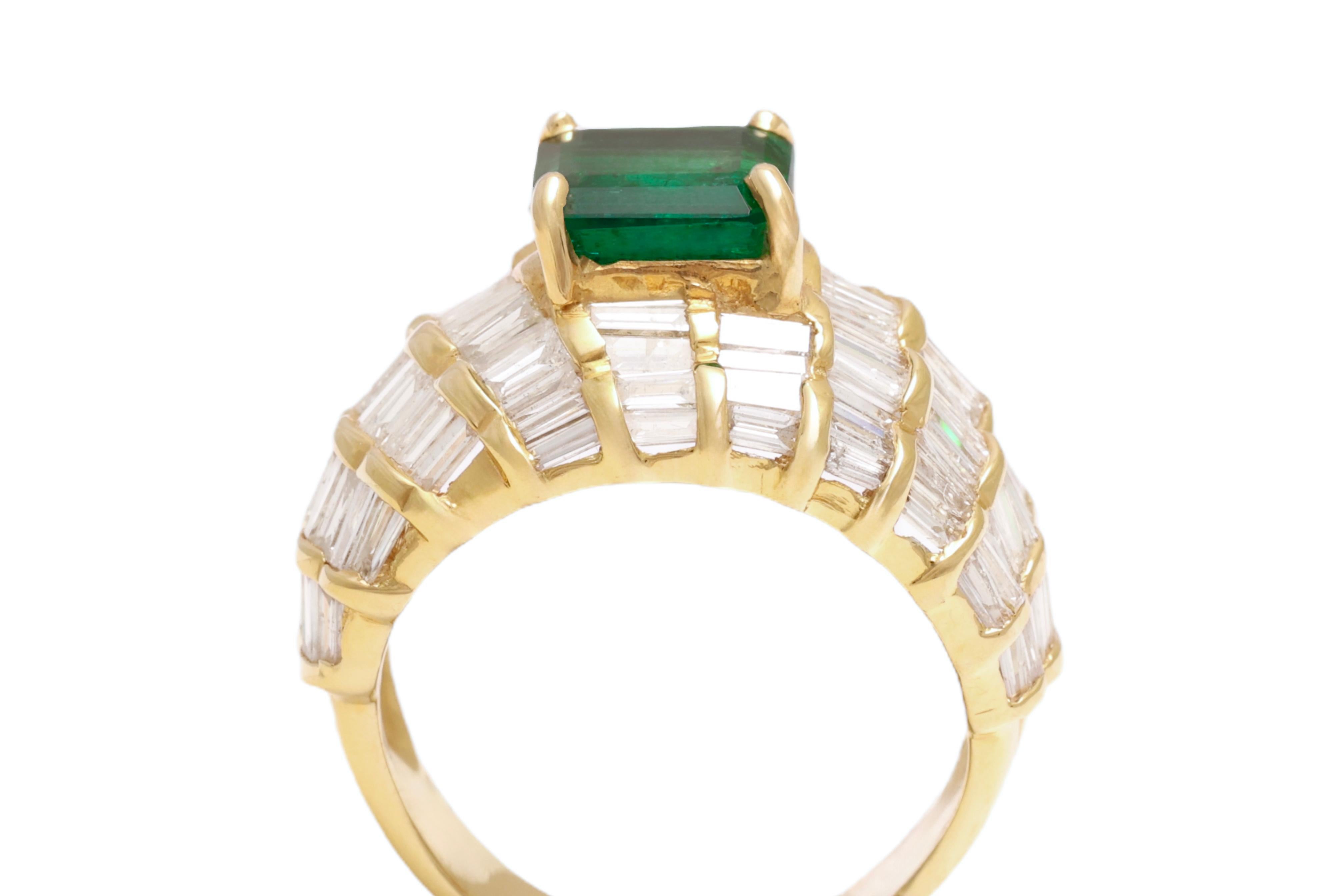 Carat Gemlab Certified 2.54 Carat Emerald Dome Ring with Baguette Diamonds In Excellent Condition For Sale In Antwerp, BE