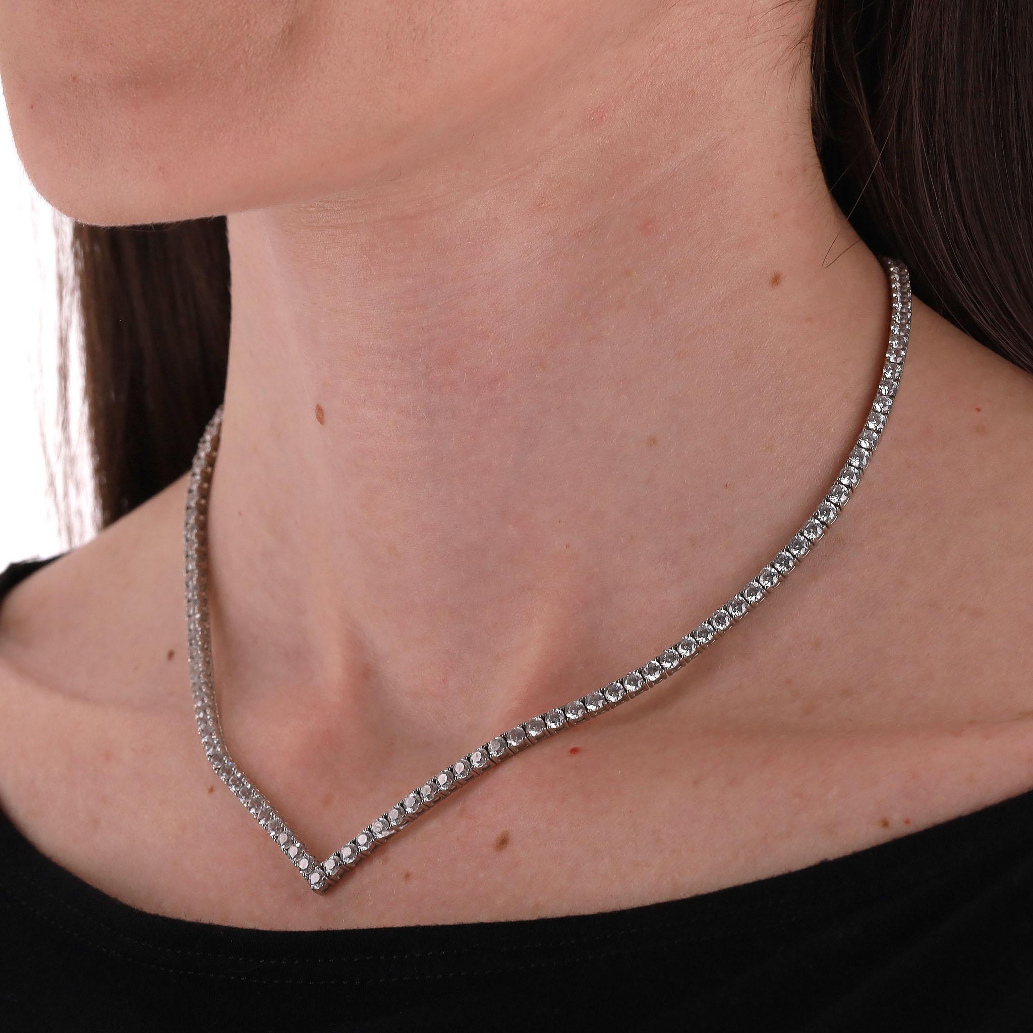 Carat London Vee Line Collana placcata in oro bianco con pietre brillanti
Collana tennis a forma di V senza tempo realizzata in argento sterling e placcata in oro bianco.
Adornato con pietre brillanti di taglio rotondo e dotato di chiusura a
