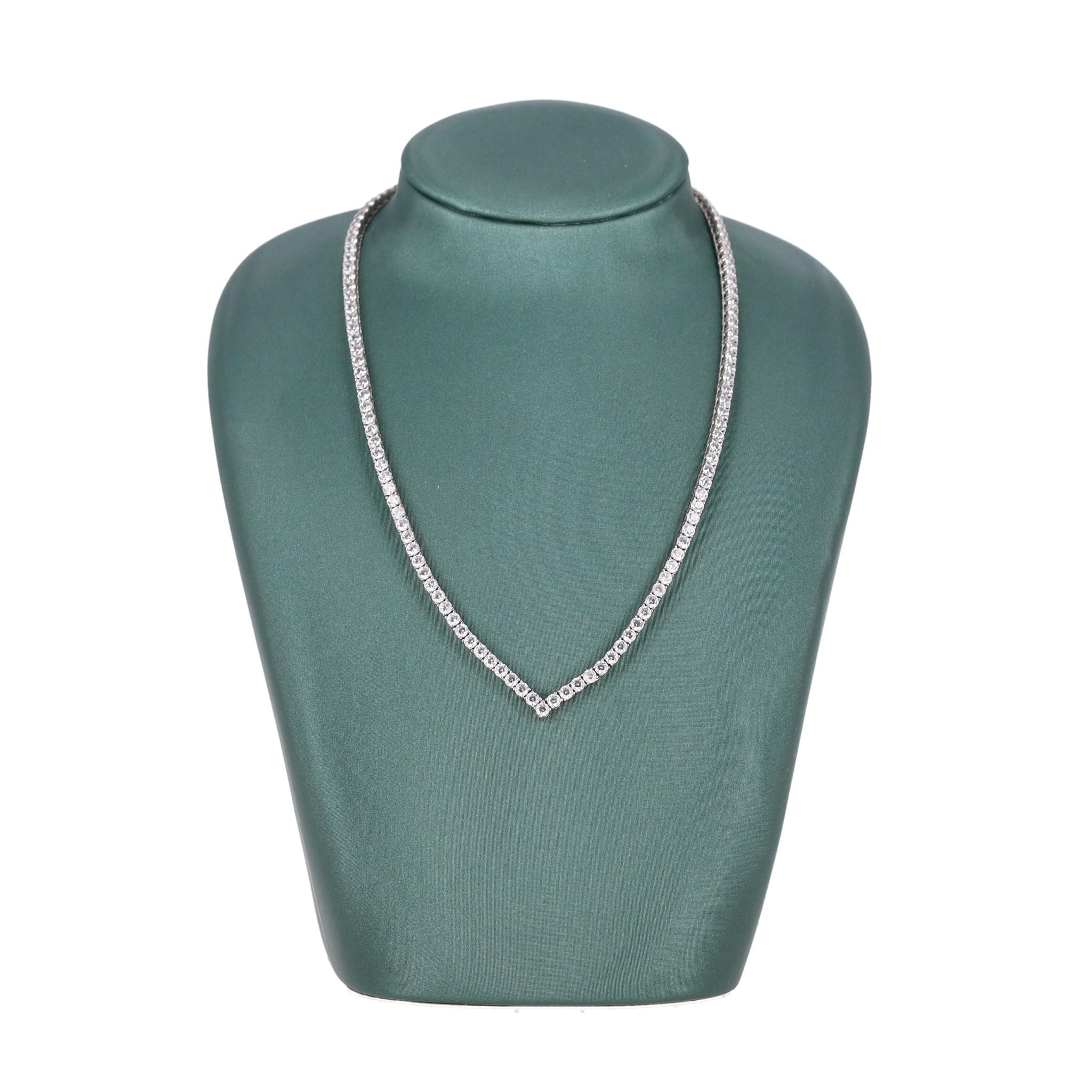 Donna Carat London Vee Line Collana placcata in oro bianco con pietre brillanti in vendita