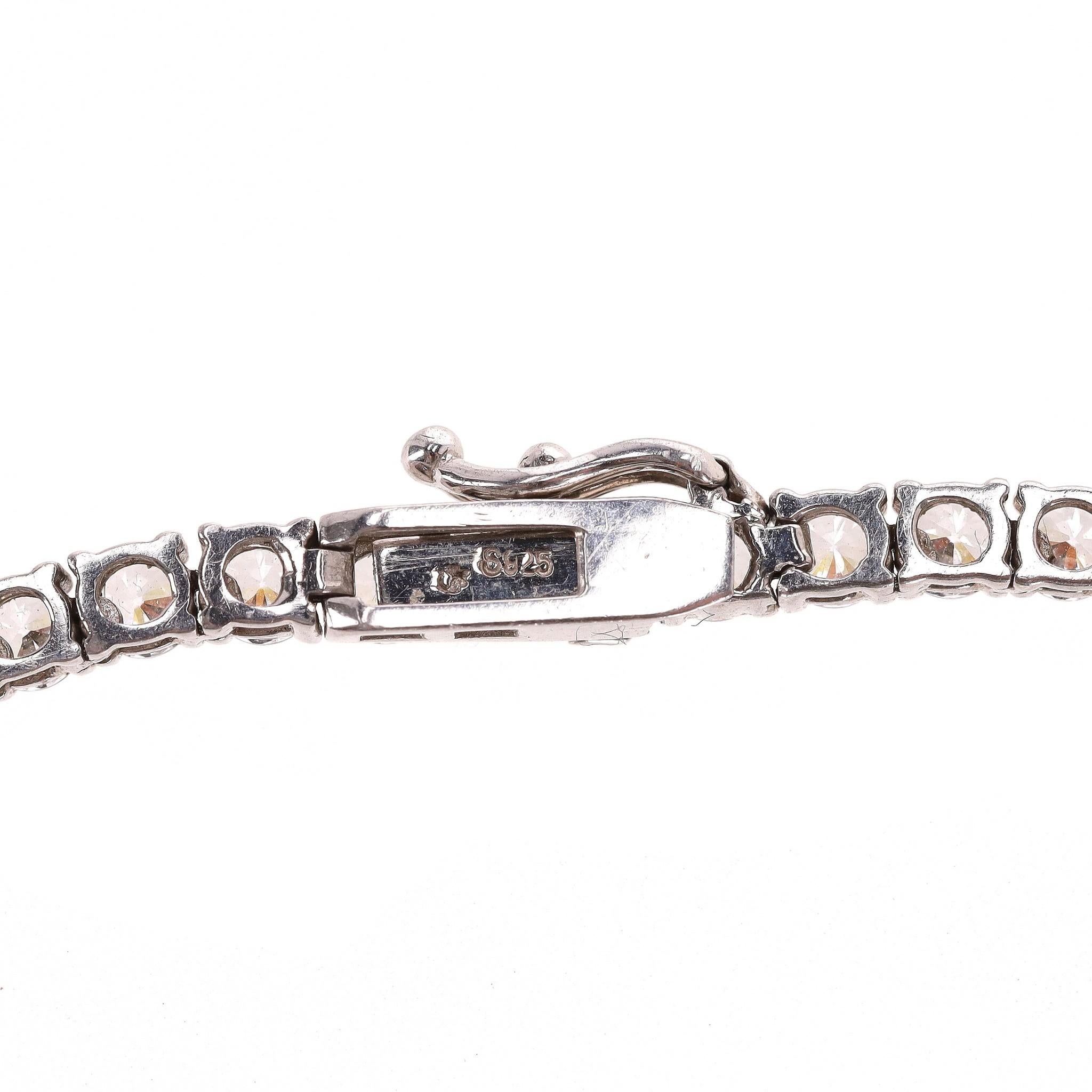 Carat London Vee Line Collana placcata in oro bianco con pietre brillanti in vendita 3