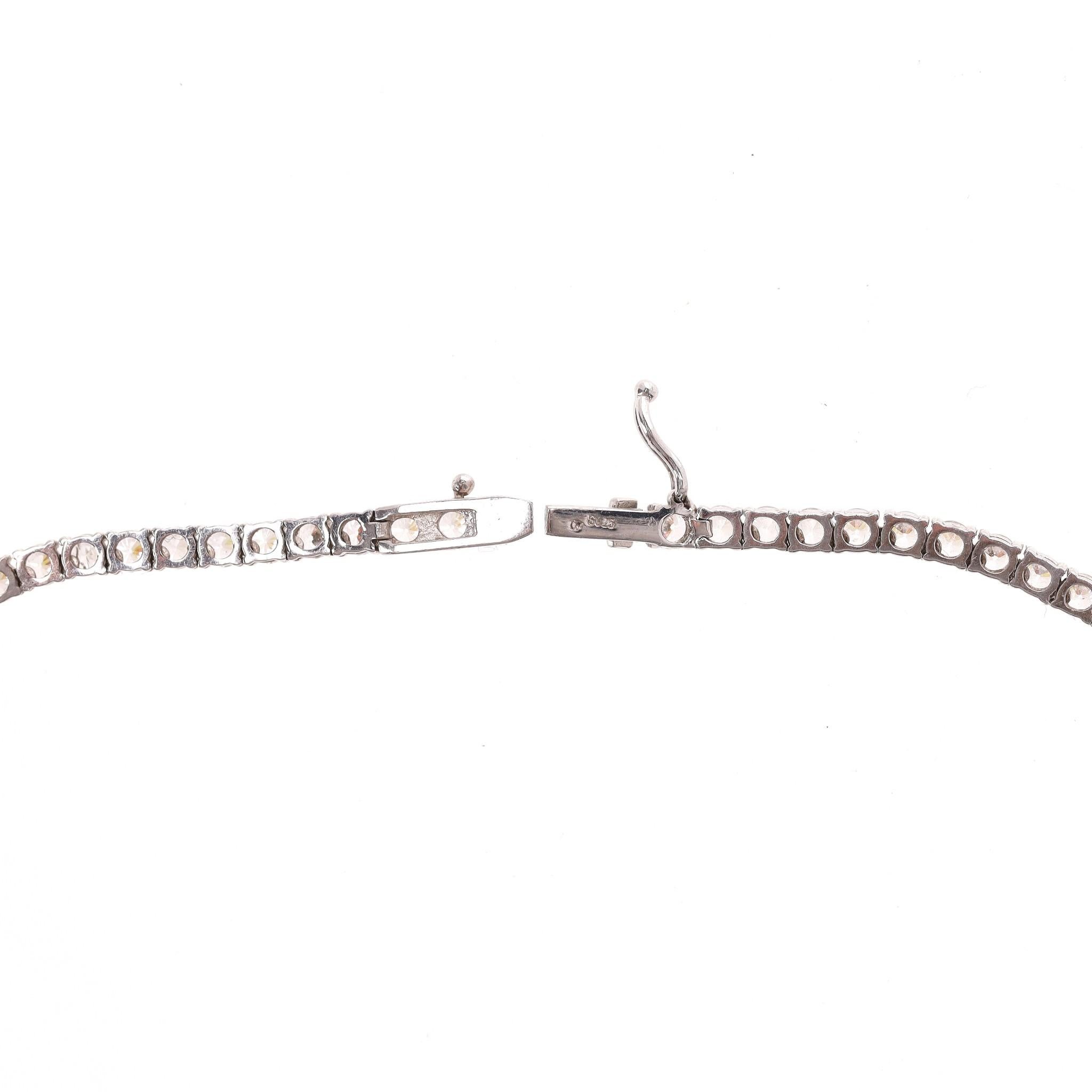 Carat London Vee Line Collana placcata in oro bianco con pietre brillanti in vendita 4
