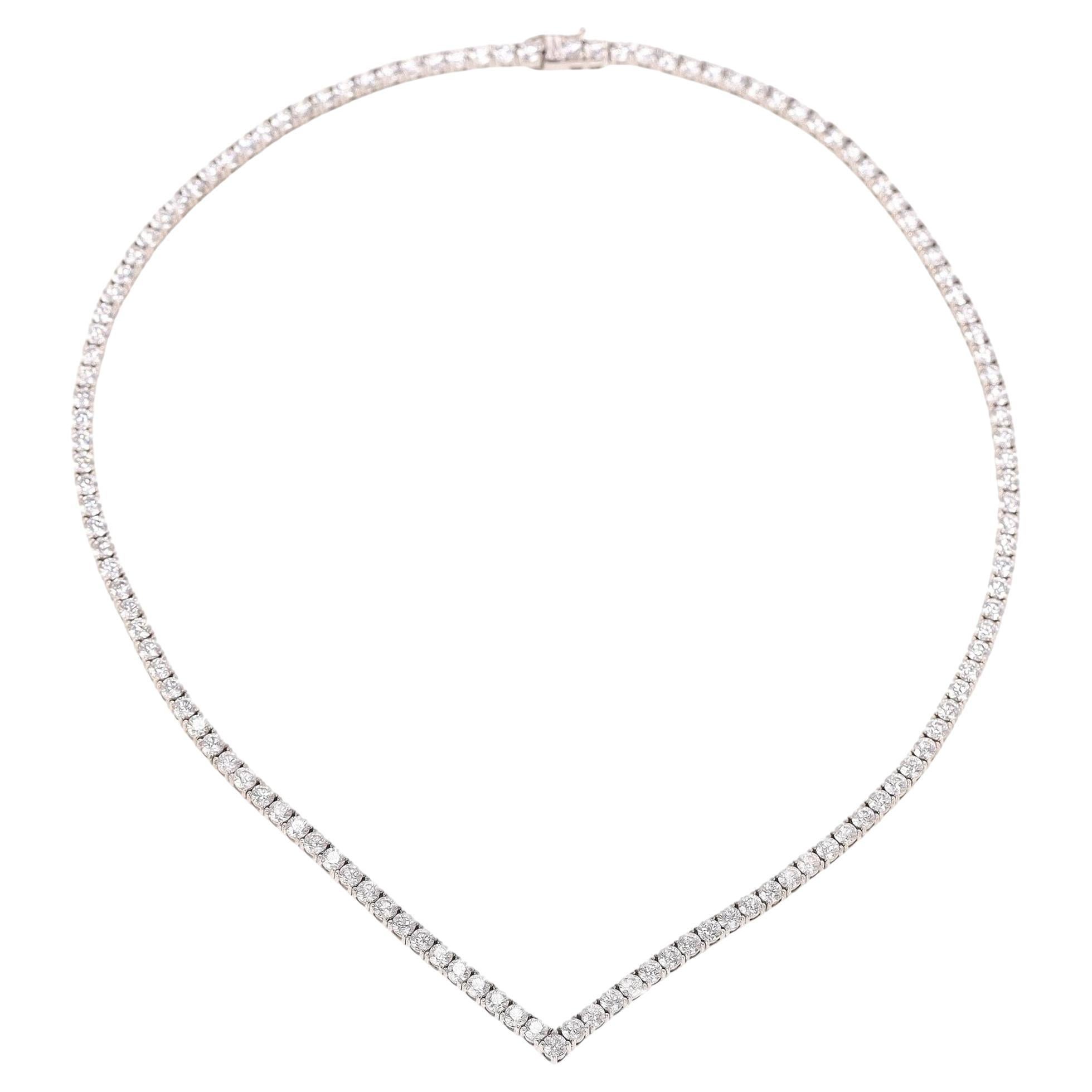 Carat London Vee Line Collana placcata in oro bianco con pietre brillanti in vendita