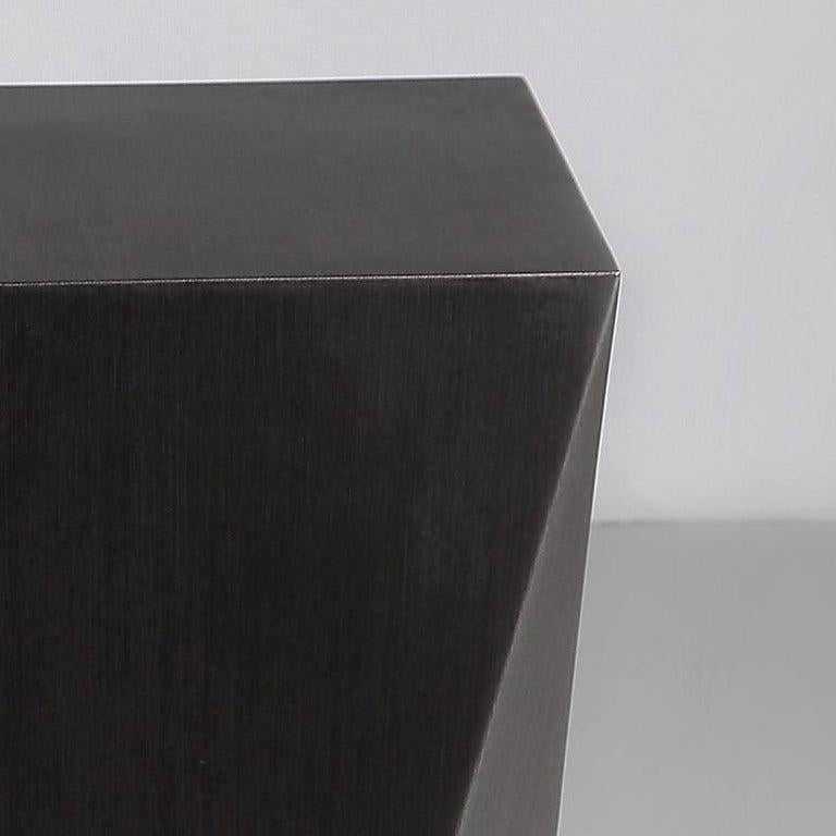 A middle-sized pedestal from the Carat line. This perfect finish is obtained by using both the contemporary technique of laser cutting and the ancestral manual finishing.
By Georges Amatoury Studio, 2014.