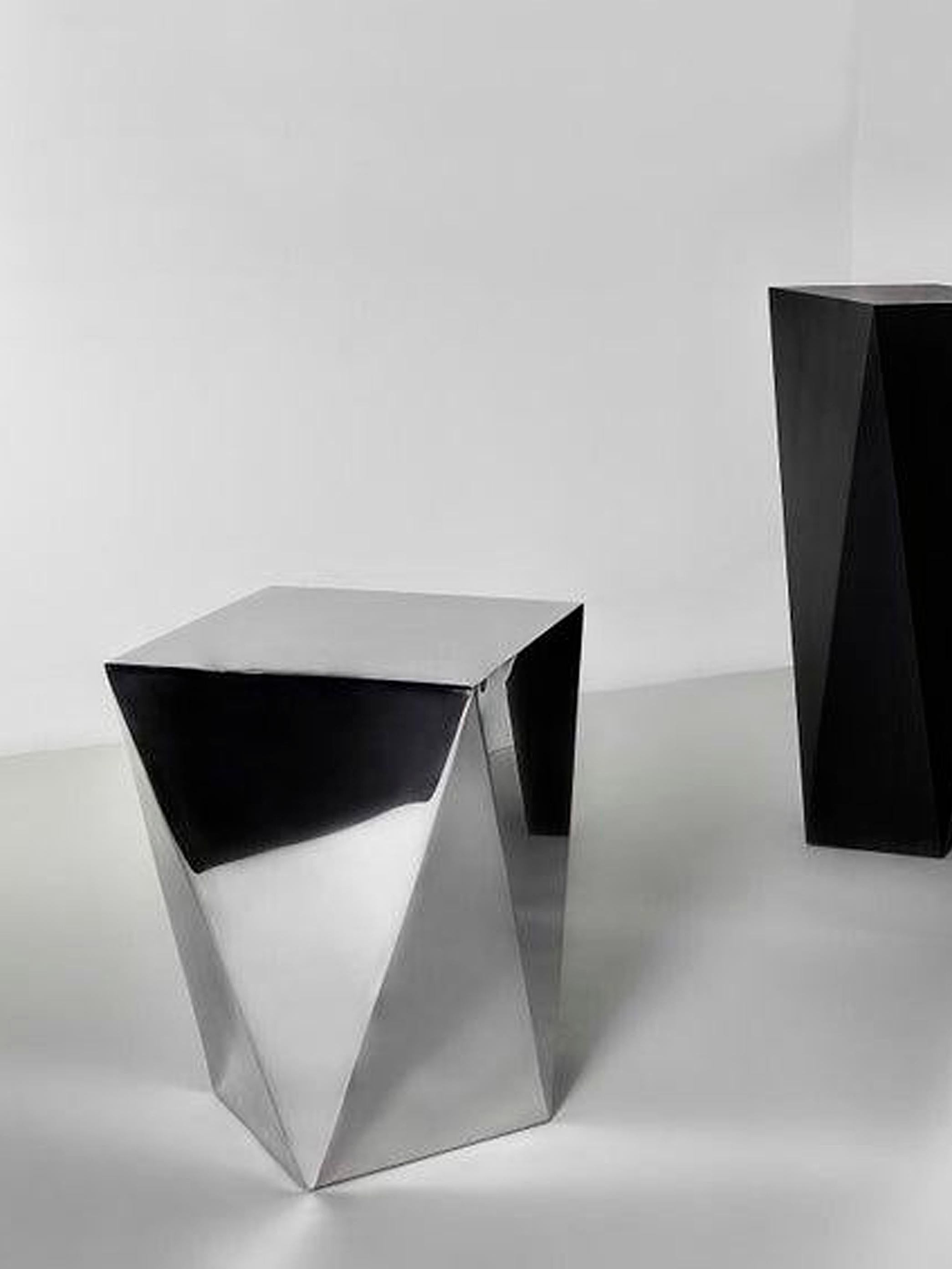 Piédestal en acier inoxydable poli à la main, carat S Neuf - En vente à Beirut, LB