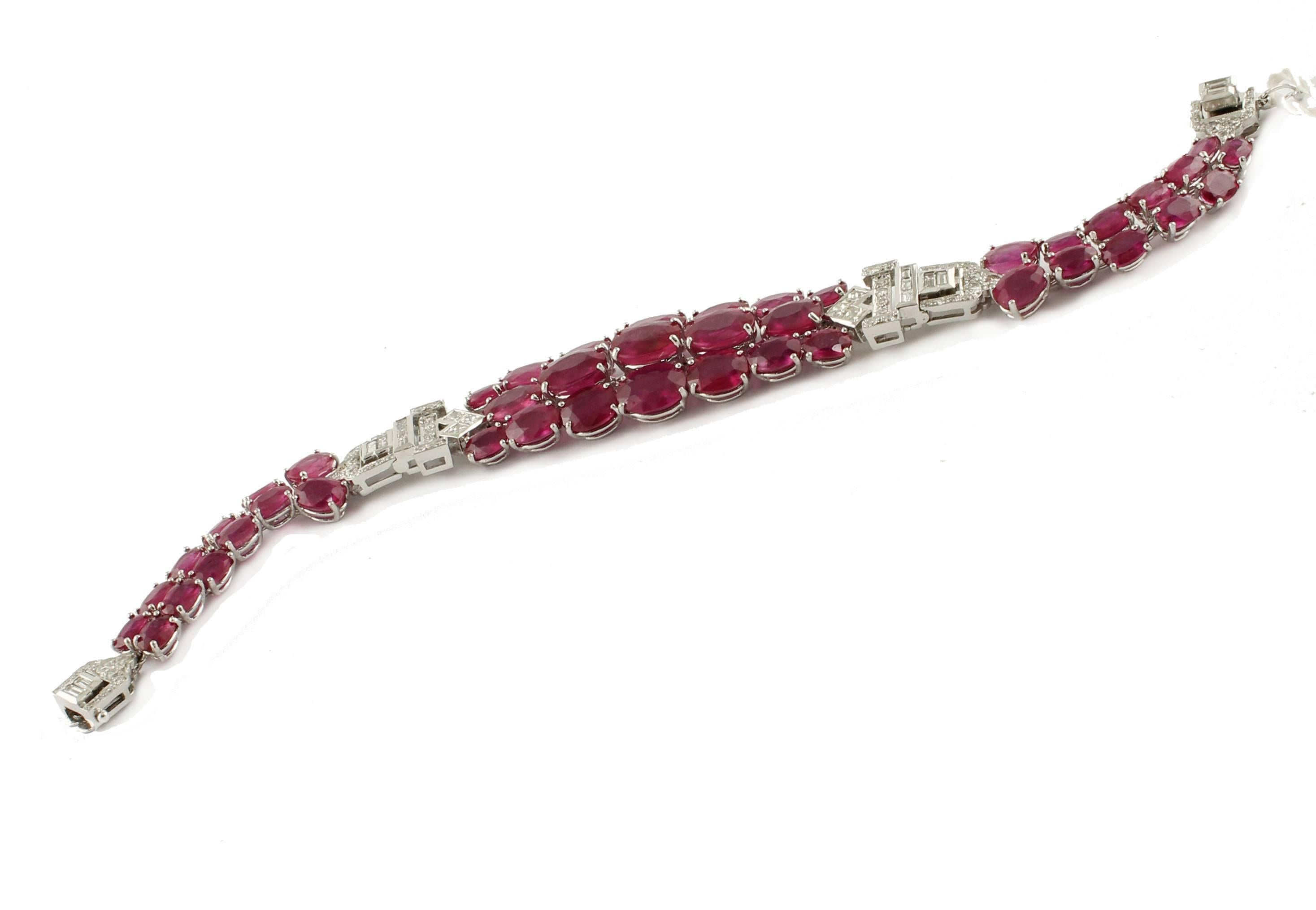 Charming bracelet in 14kt white gold, all studded with 55 ct rubies and 14 kt white gold details, with diamonds from ct 2.83. Total weight g 31.10.

Diamonds ct 2.83
Rubini ct 55.85
Total weight 31.10
R.F + gffaa