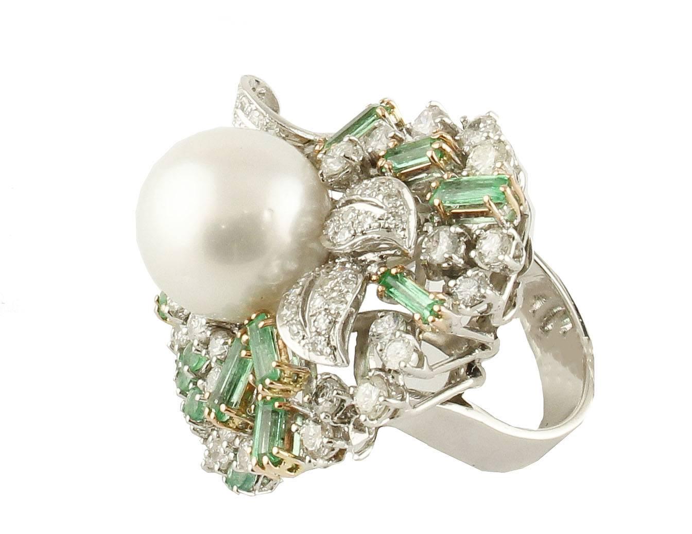 Beautiful ring in 14 kt white gold, all enriched with 3.03 ct emeralds, 4.16 ct diamonds, and fabulous Australian pearl of 4.60g / 15 mm. Total weight g 29.20
Diamonds ct 4.16
Emeralds ct 3.00
Pearl g 4.60 / mm15
Total weight g 27.10 g
Italian Size