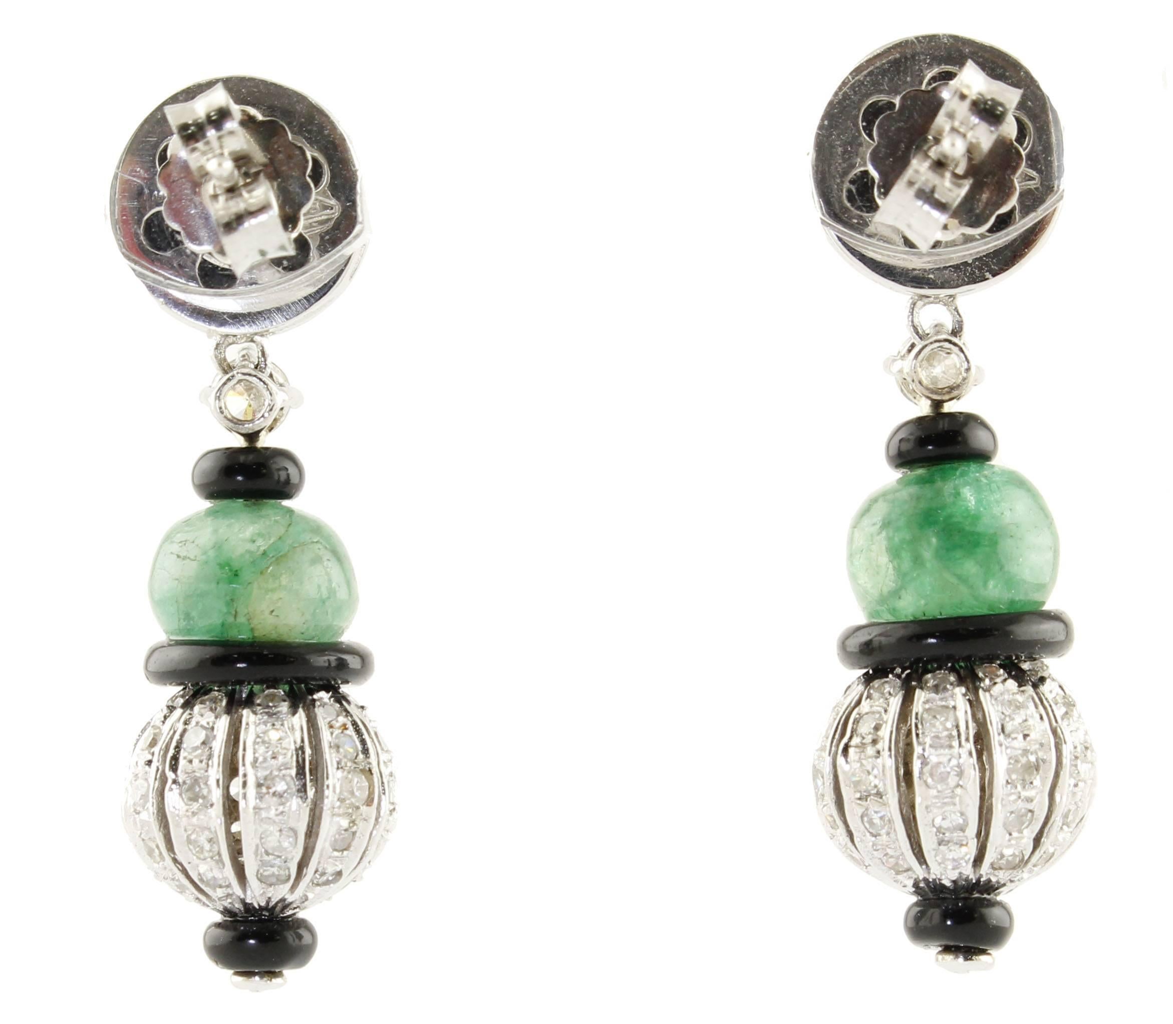 Very elegant 14 kt white gold drop earrings with 1.39 ct diamonds, 7.06 ct emeralds and 0.70 g onyx. 
Diamonds ct 1.39
Emeralds ct 7.06
Onyx gr 0.70
Total weight gr 8.10
RF ++ fuio