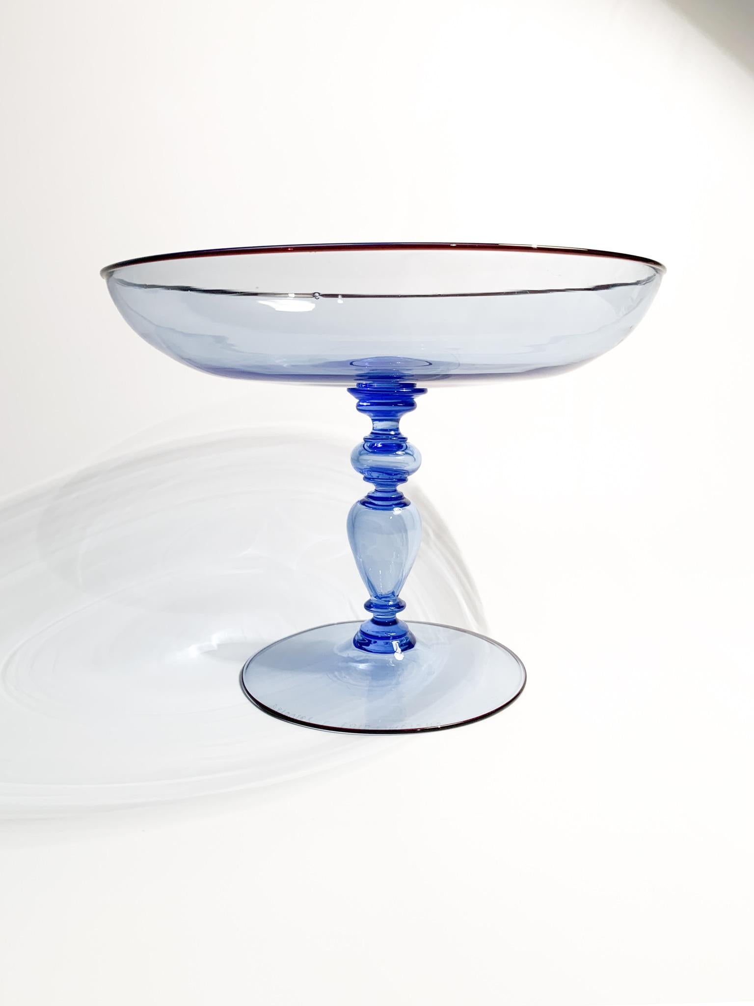 Coupe centre de table en verre de Murano bleu très fin, réalisée en s'inspirant de la coupe Caravaggio de Barovier&Toso, dans les années 1980.

Ø 22 cm h 17 cm

Barovier&Toso est une verrerie, connue pour ses collections artisanales de verre