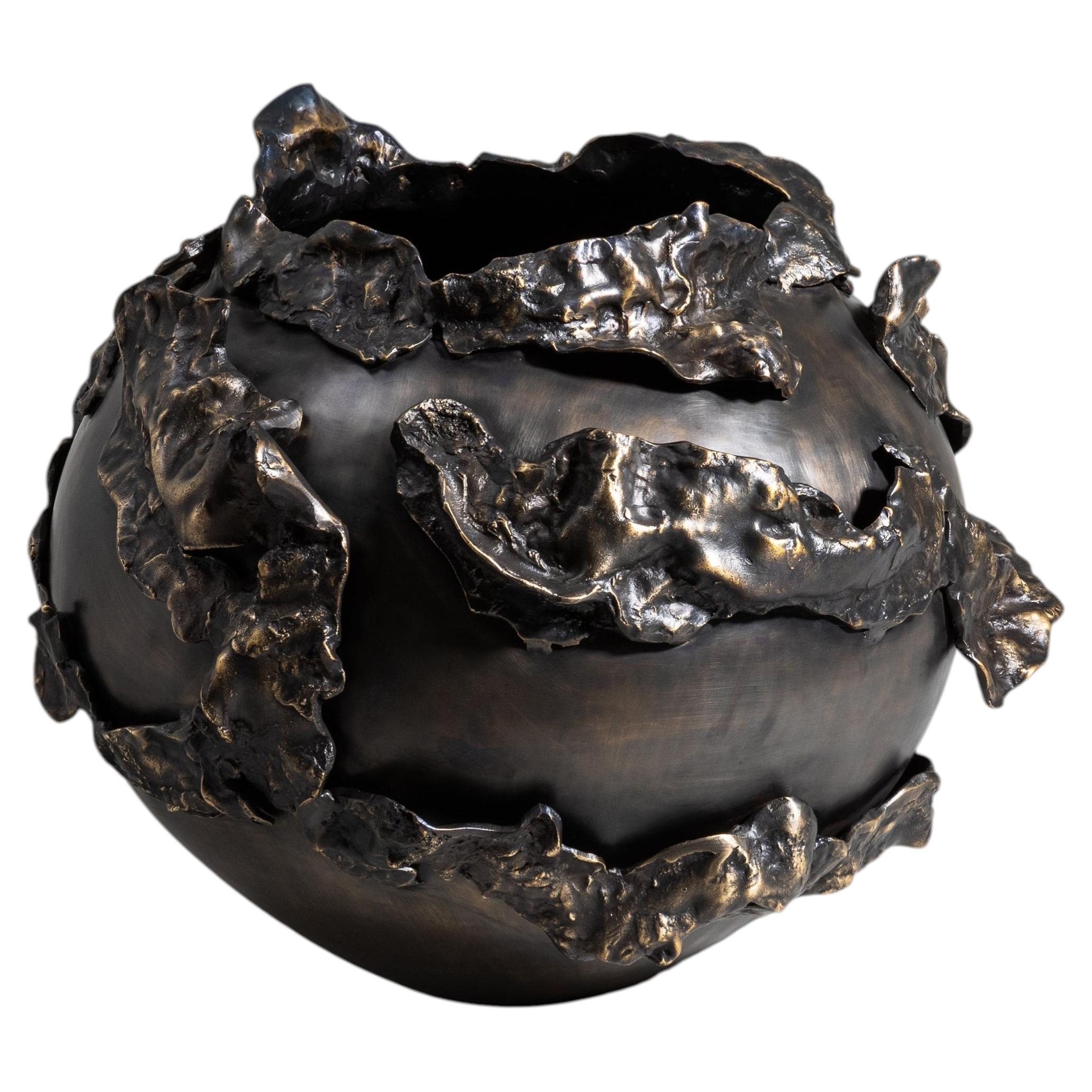 Vaso in bronzo Caravan in ottone, Viya di Vikram Goyal