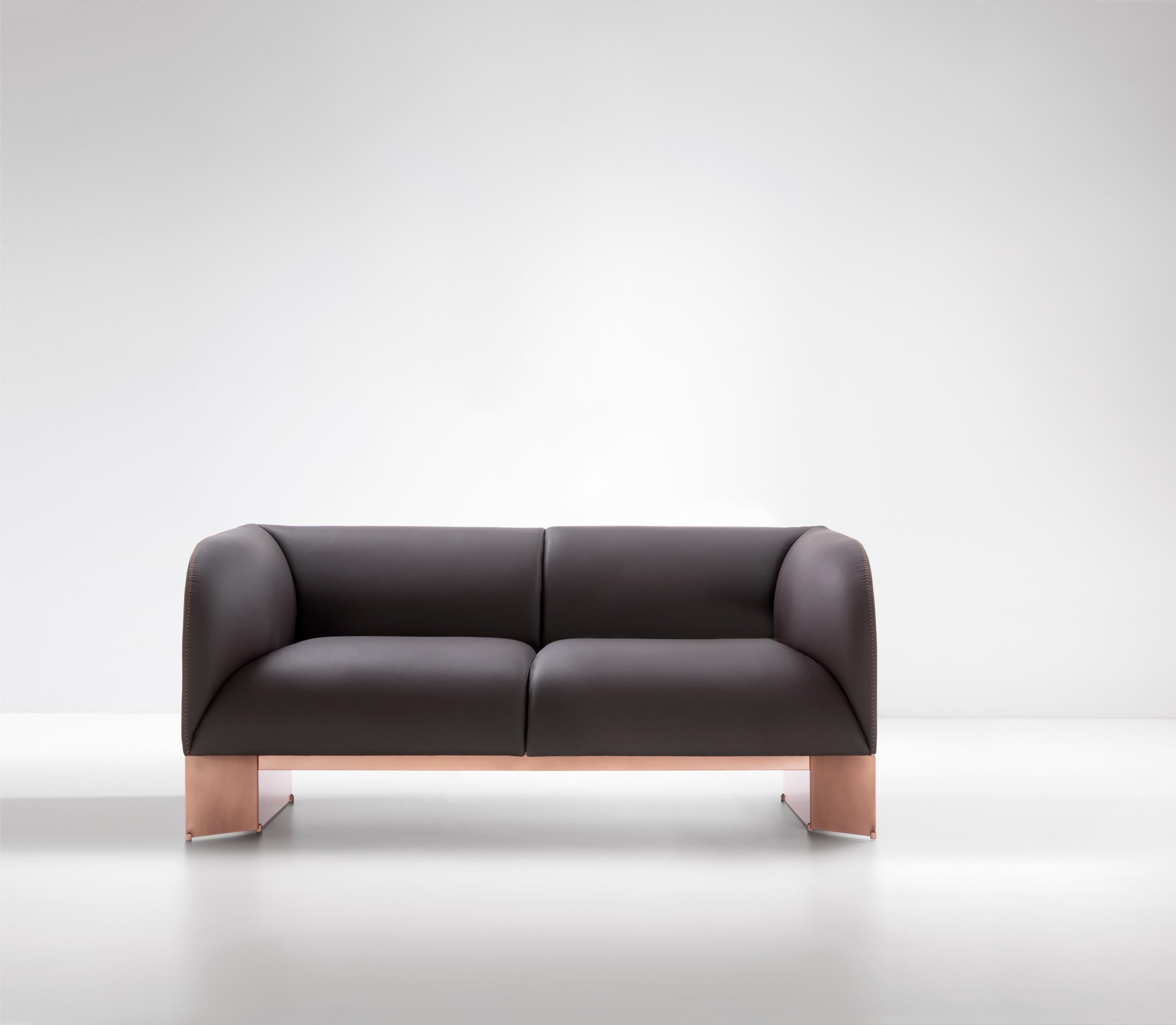 Sofá Caravan by De Castelli
Dimensiones: An 160 x Pr 85 x Al 70 cm
Materiales: Cobre cepillado, Piel de anica
Hay otras versiones disponibles, ponte en contacto con nosotros para cualquier consulta.

Sofá modular que expresa una síntesis armoniosa