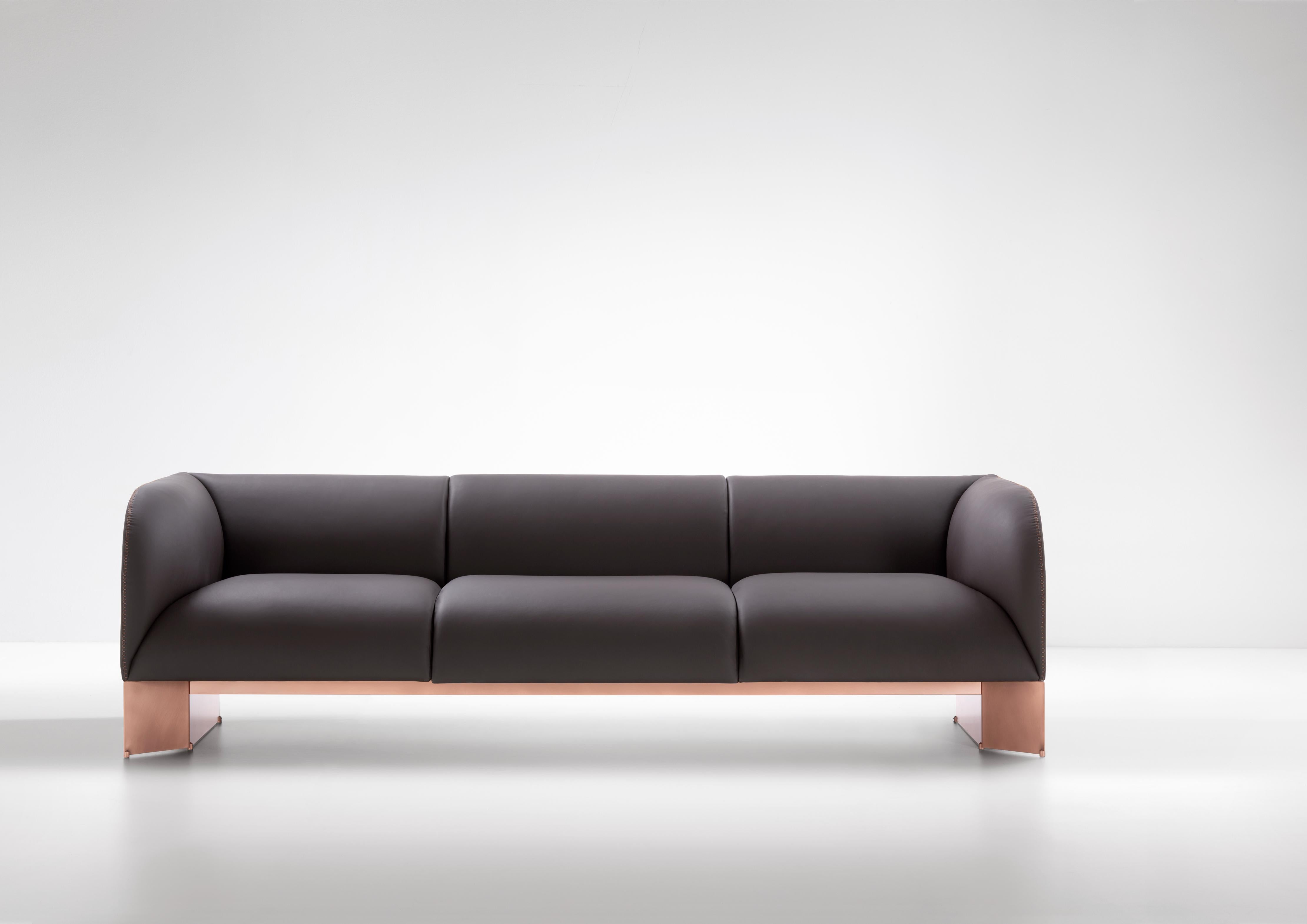 Sofá Caravan by De Castelli
Dimensiones: An 240 x Pr 85 x Al 70 cm
Materiales: Cobre cepillado, Piel de anica
Hay otras versiones disponibles, ponte en contacto con nosotros para cualquier consulta.

Sofá modular que expresa una síntesis armoniosa