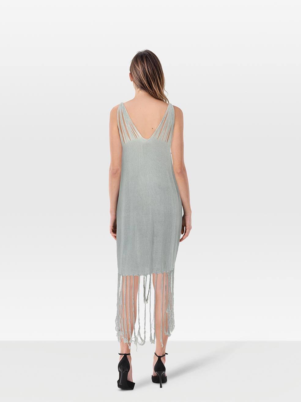 El ESTADO es Muy bueno. El vestido presenta un desgaste mínimo. Desplantes en el tejido de la parte trasera de esta prenda usada de reventa del diseñador Caravana. Ten en cuenta que falta la etiqueta de talla y composición.
 
 Detalles
 
 
 Azul
 
