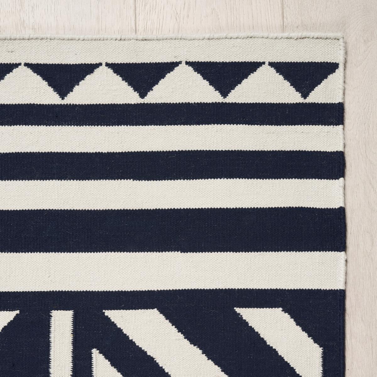 Une combinaison frappante de motifs géométriques donne à notre tapis Caravanne Indoor/Outdoor son caractère unique et son look élégant. Durable et sans souci, ce tissage plat bicolore est fabriqué à partir de PET 100 % recyclé qui résiste