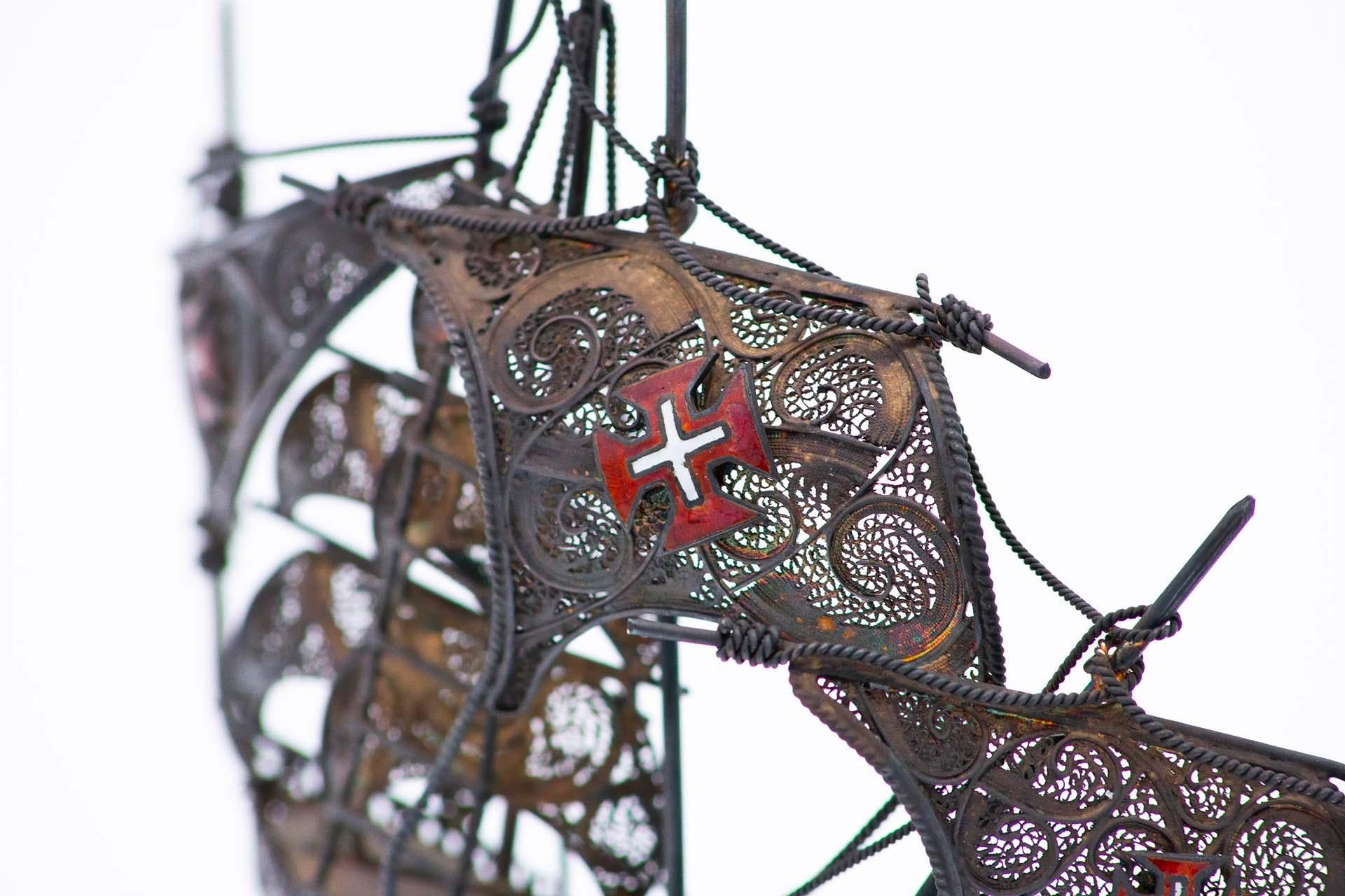 Description: Silver caravel with filigree and traces of gilding. Metal: Silver. Origin: Portuguese. Mark: standing eagle. Weight: 148.05 grams. Dimensions: 17.7cm x 19cm. Content: 833/1000. Assay Mark: Yes, between 1938 and 1984. Additional