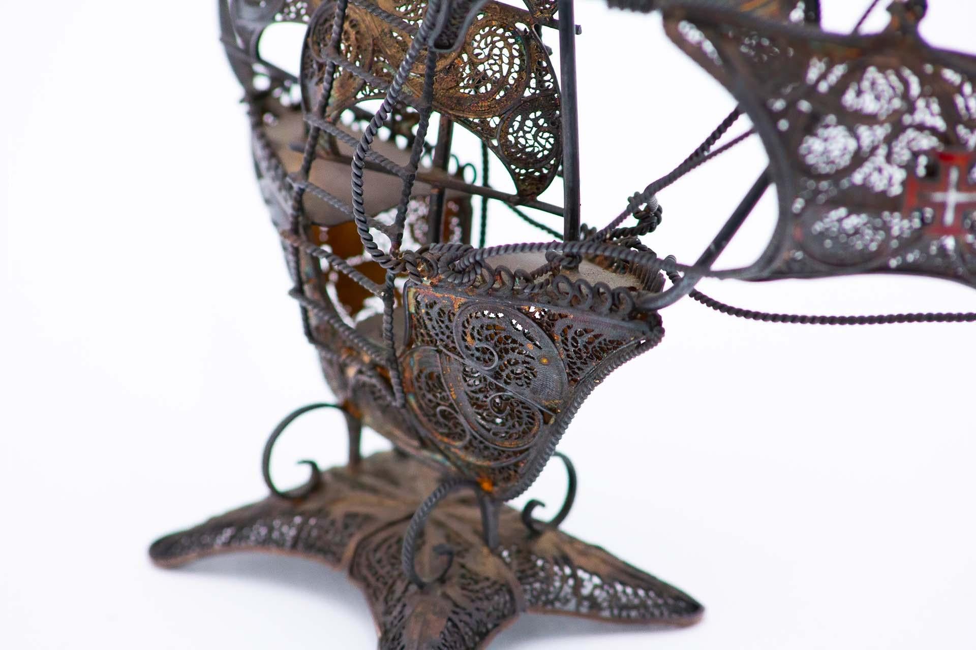 European Caravel in filigree silver with traces of gold For Sale