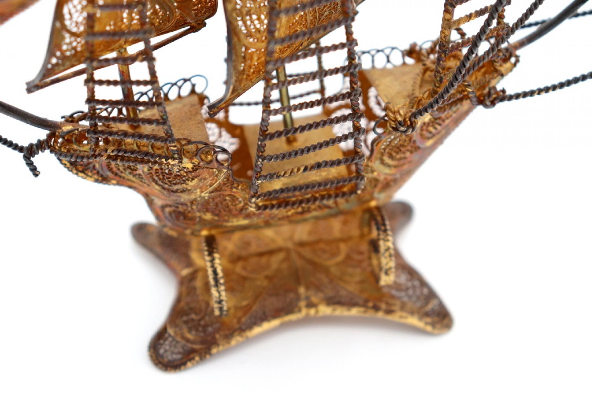 Caravel in gilded silver filigree with Maltese crosses In Good Condition For Sale In Porto, PT