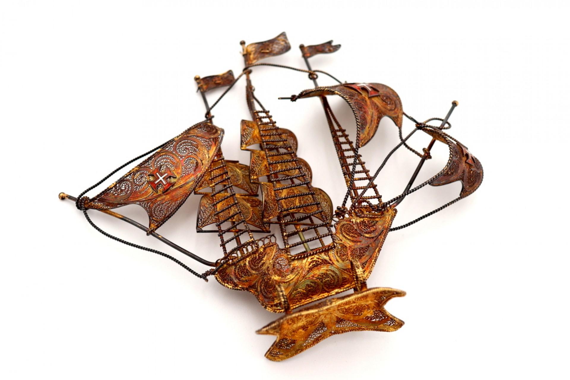 Caravel in gilded silver filigree with Maltese crosses For Sale 1