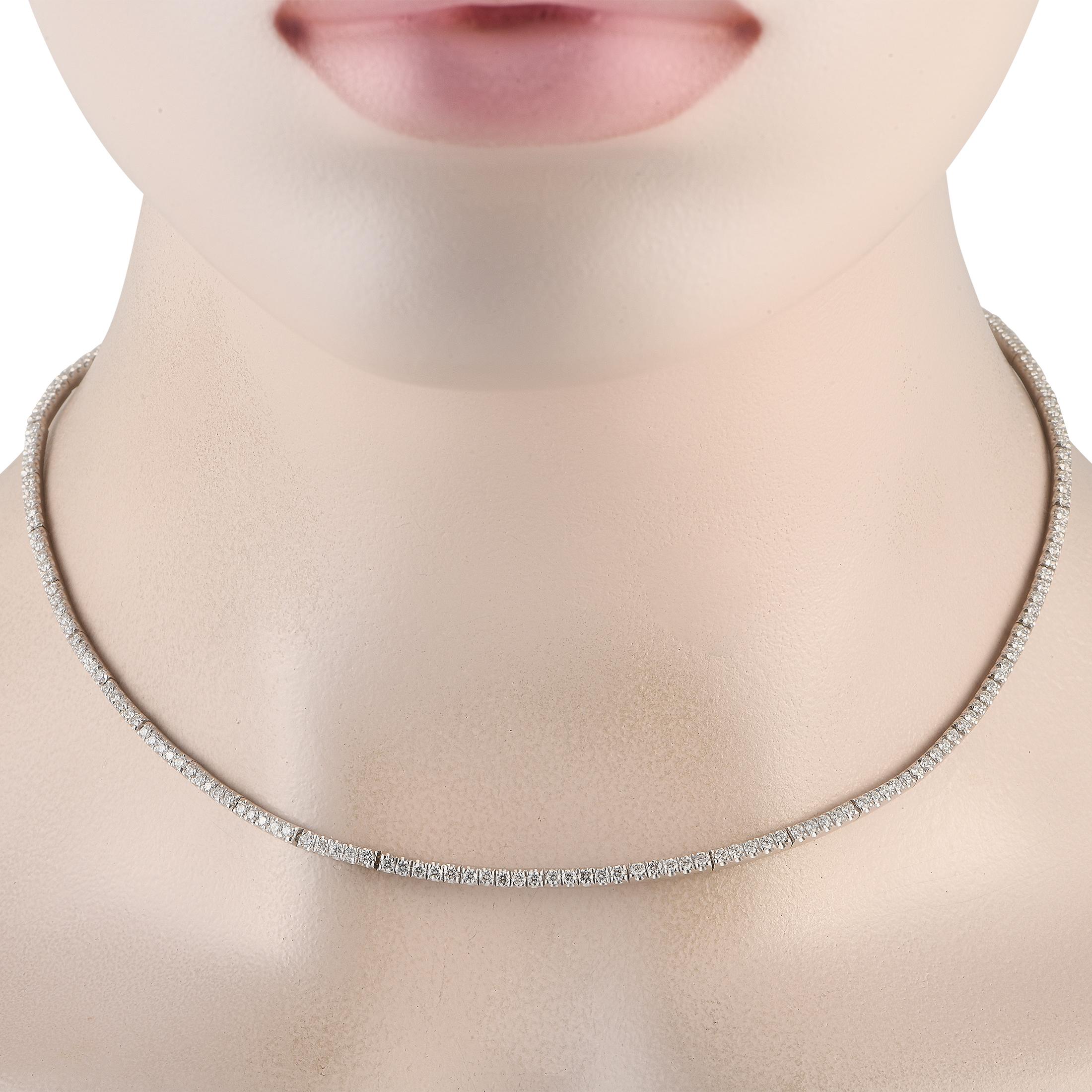 Diese schlichte Caravelli-Halskette ist der perfekte Weg, um jedem Ensemble einen Hauch von Luxus zu verleihen. Diese Halskette im Choker-Stil ist ideal für alle, die eine minimalistische Ästhetik bevorzugen. Sie ist 15 cm lang und mit einer