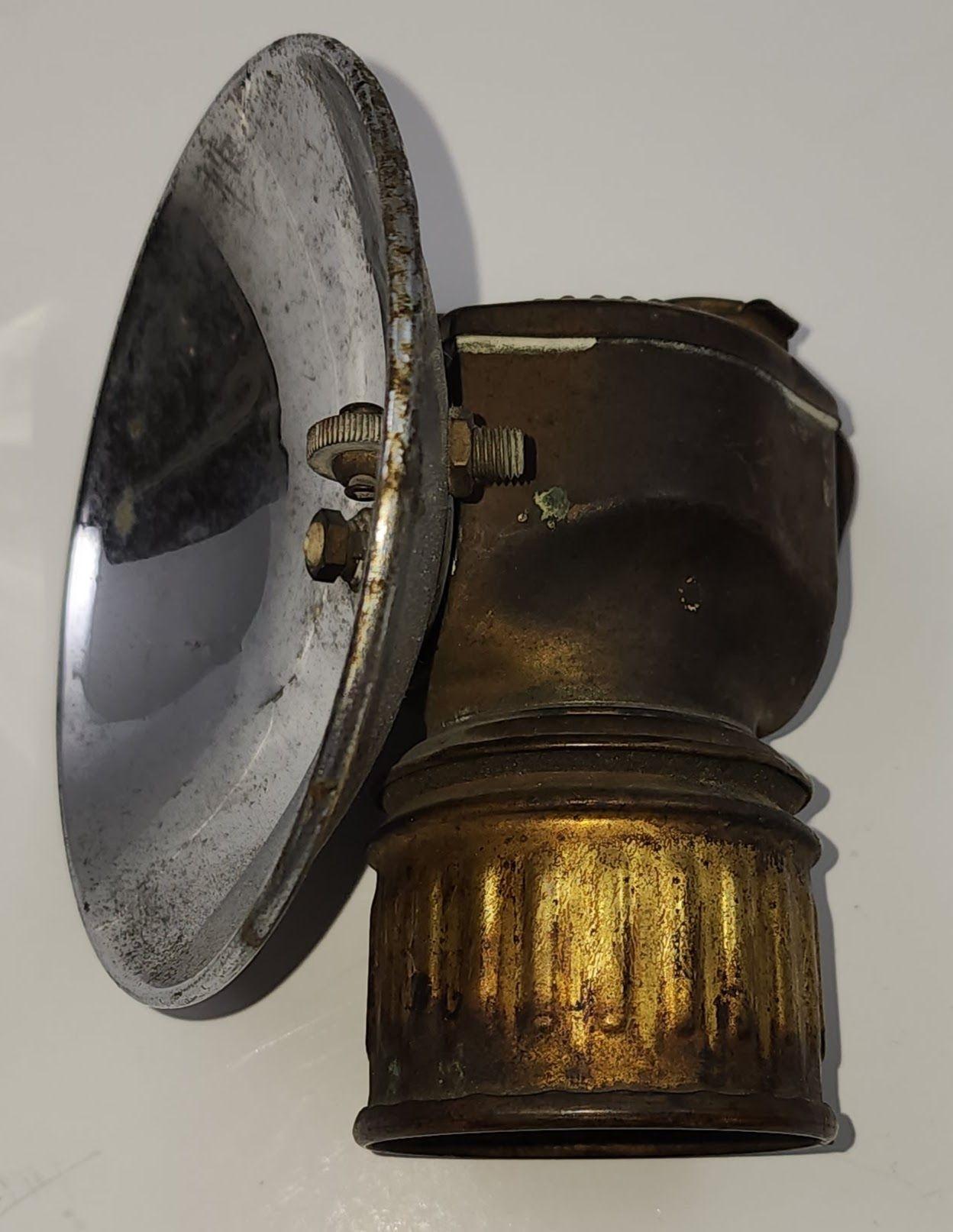 Carbide Kohle Miners Lampe mit Kohle Öldose und Zinn funnel von Justrite Areamlined, geschmückt (Handgefertigt) im Angebot