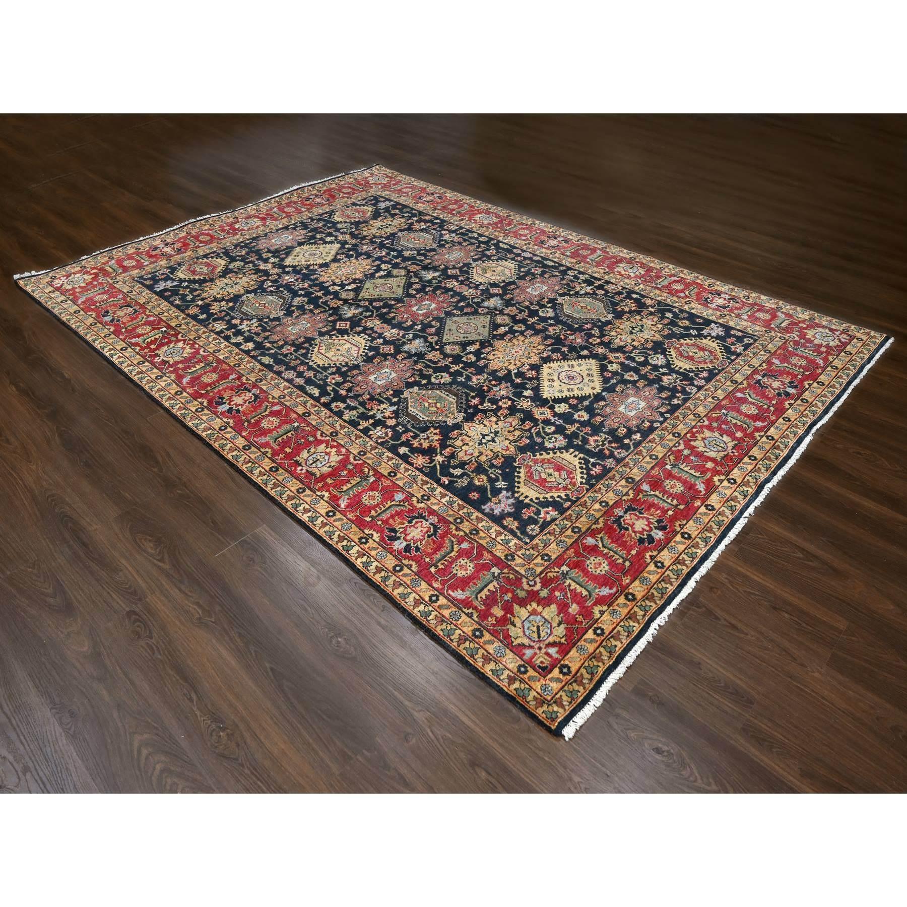 Tribal Tapis Karajeh en pure laine noire au carbone avec motifs superposés noués à la main 9' x 12' en vente