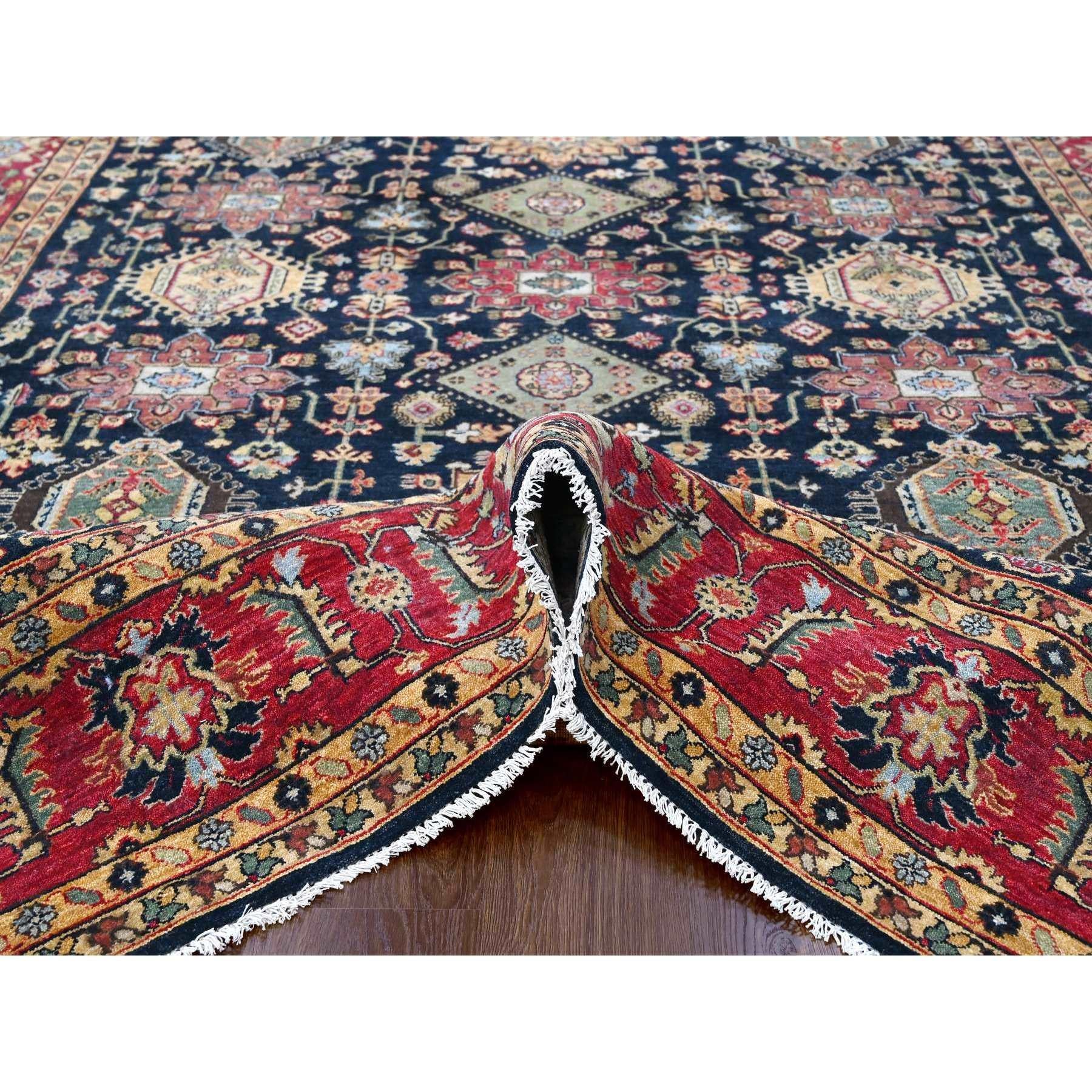 Indien Tapis Karajeh en pure laine noire au carbone avec motifs superposés noués à la main 9' x 12' en vente
