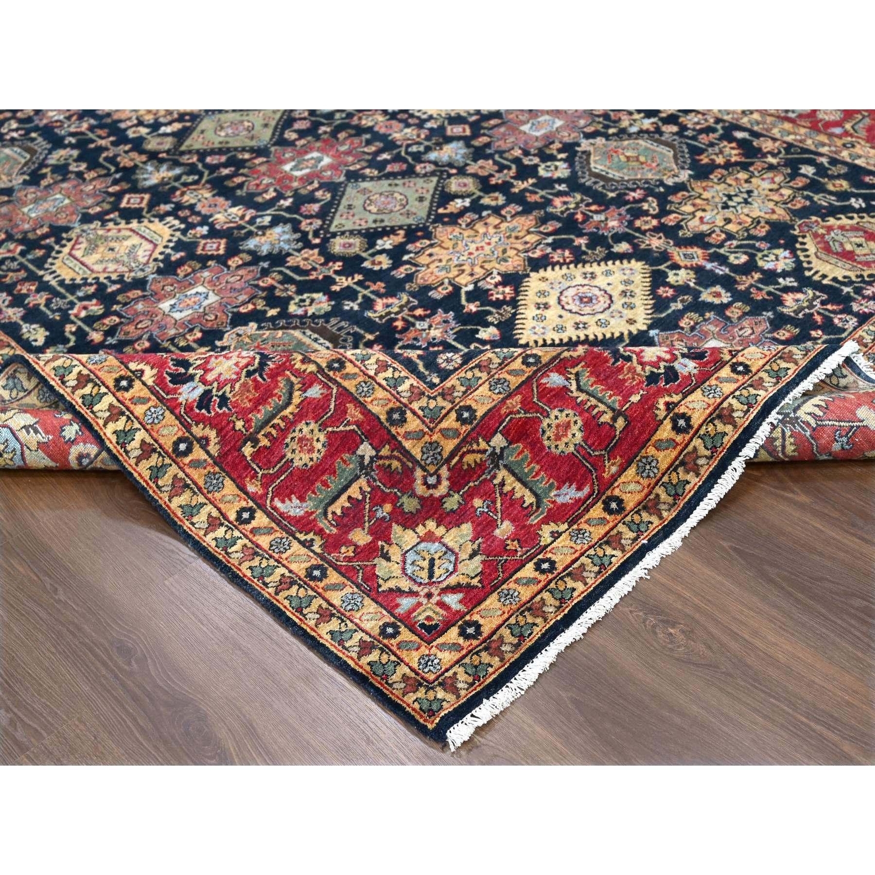 Noué à la main Tapis Karajeh en pure laine noire au carbone avec motifs superposés noués à la main 9' x 12' en vente