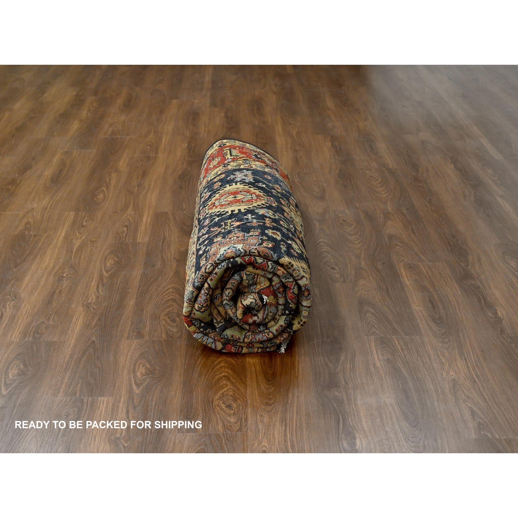 XXIe siècle et contemporain Tapis Karajeh en pure laine noire au carbone avec motifs superposés noués à la main 9' x 12' en vente