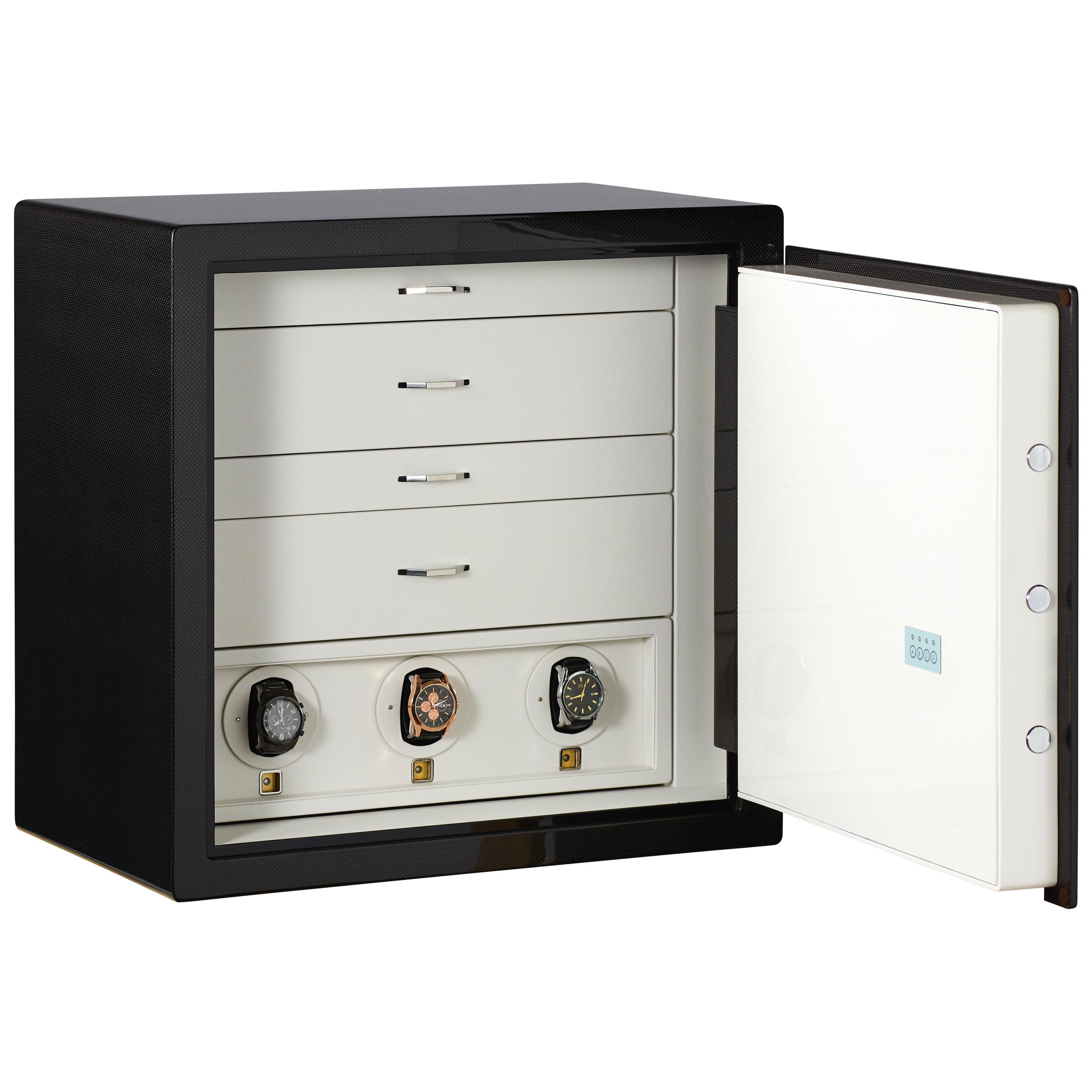 Cassaforte blindata per gioielli rivestita in carbonio lucido. Cassetti in pelle bianca, interno foderato per gioielli e orologi con portacollane estraibile. Accessori in rutenio, maniglia rotonda con apertura biometrica e sistema di chiavi di