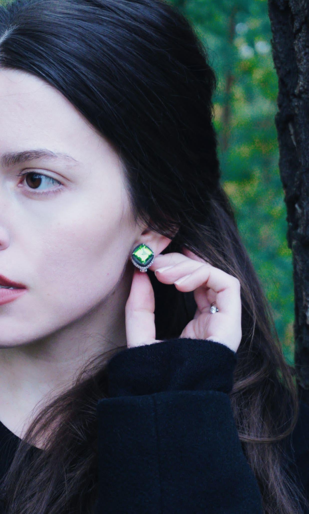 Carbon Fiber Earrings, 18k Gold, White Diamonds 2.1ct., Peridot 10.2 Ct. In New Condition For Sale In Paris, IDF