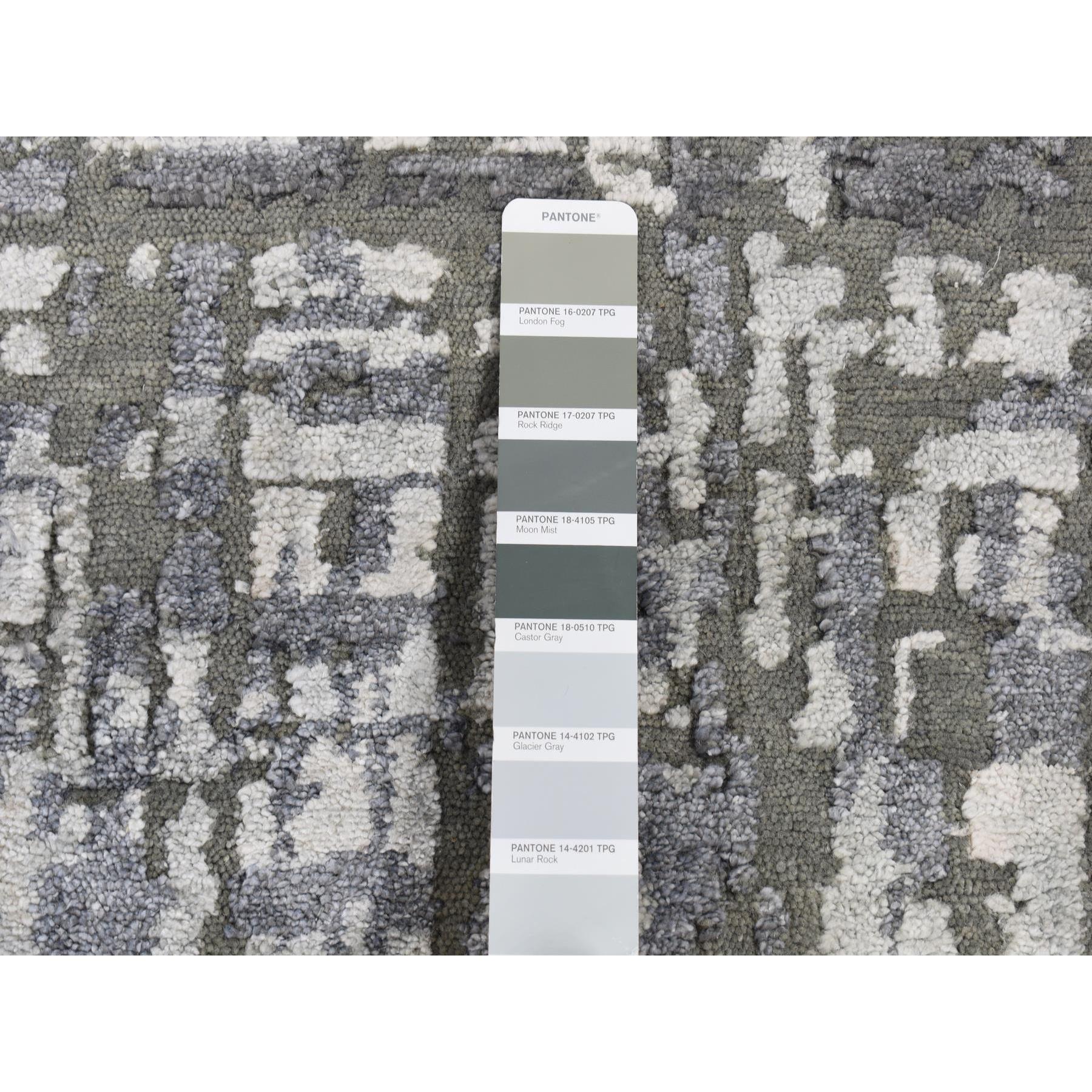 Moderne Tapis d'Orient rond noué à la main en laine et soie gris carbone à design abstrait en vente