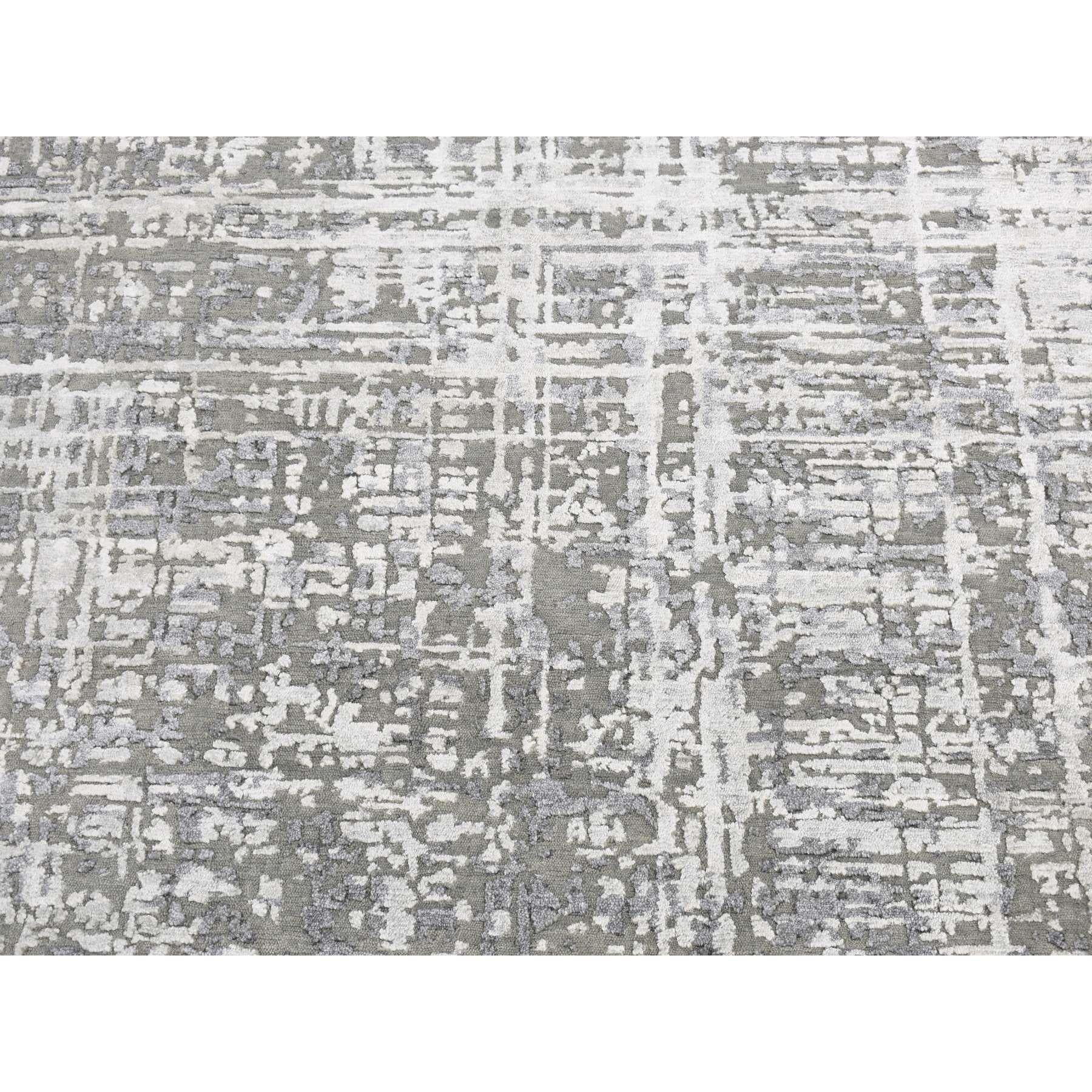 Indien Tapis d'Orient rond noué à la main en laine et soie gris carbone à design abstrait en vente